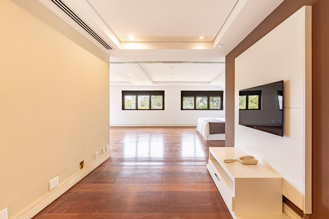 1.826 M² DE TERRENO E UM AMPLO JARDIM NO ALPHAVILLE 8