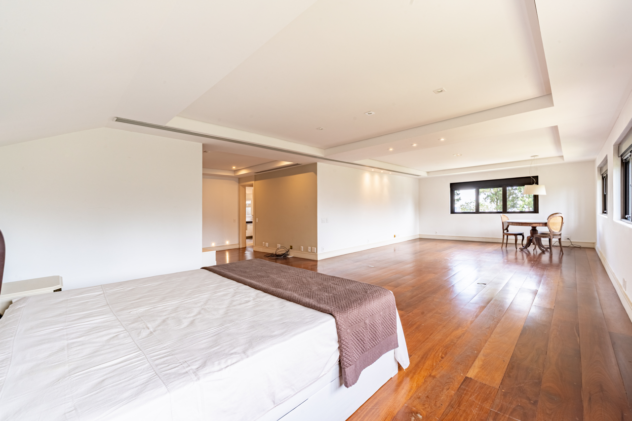 1.826 M² DE TERRENO E UM AMPLO JARDIM NO ALPHAVILLE 8