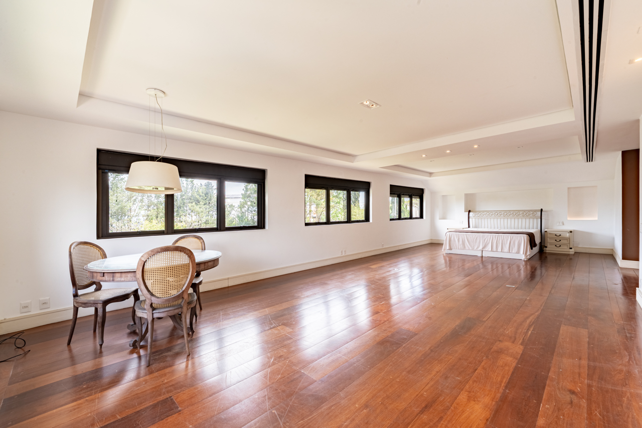 1.826 M² DE TERRENO E UM AMPLO JARDIM NO ALPHAVILLE 8