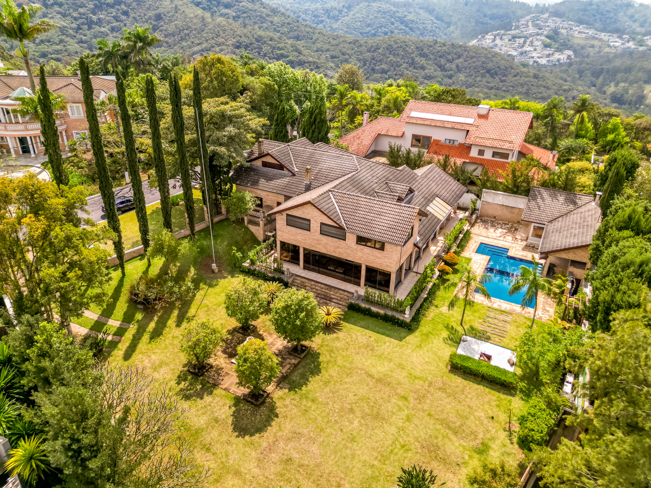 1.826 M² DE TERRENO E UM AMPLO JARDIM NO ALPHAVILLE 8