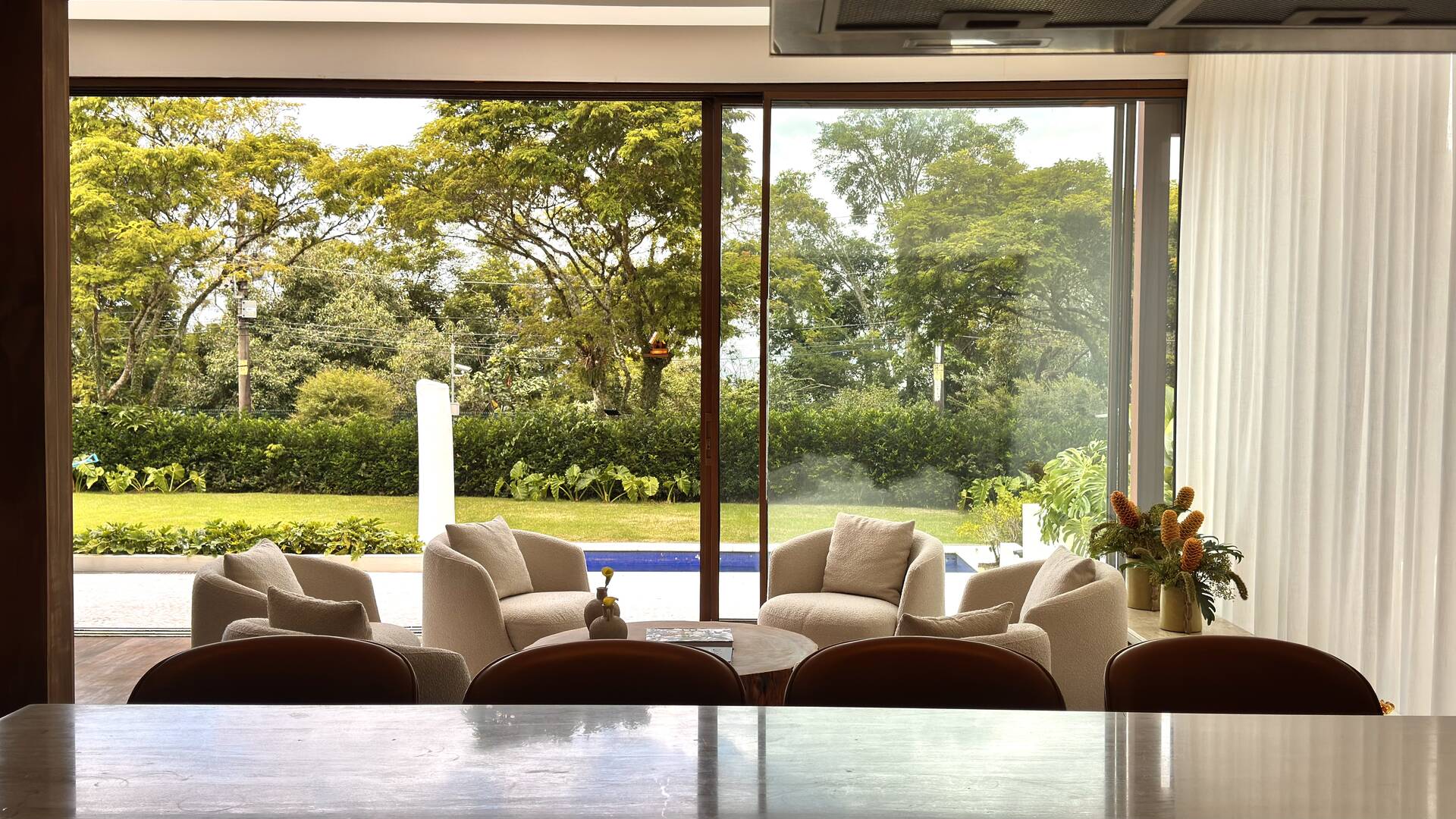 Casa com 5 suítes, terreno de 2.500 m² e vista aberta à venda no Alphaville 8