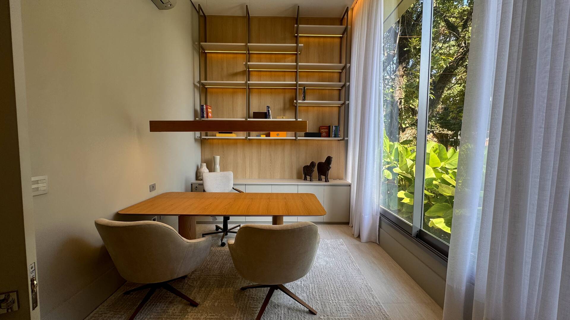 Casa Contemporânea no Tamboré 3 com Rooftop, 5 Suítes e Vista Permanente para a Praça