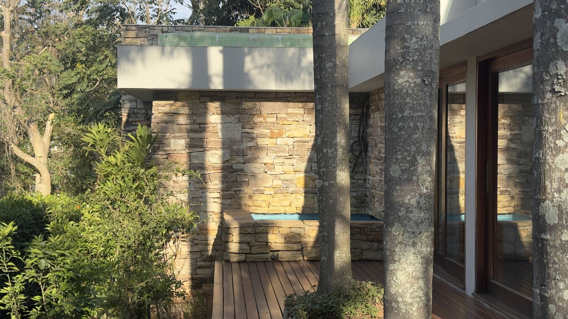 Casa Contemporânea com Vista Permanente, Piscina com Raia e Projeto Autoral em Alphaville