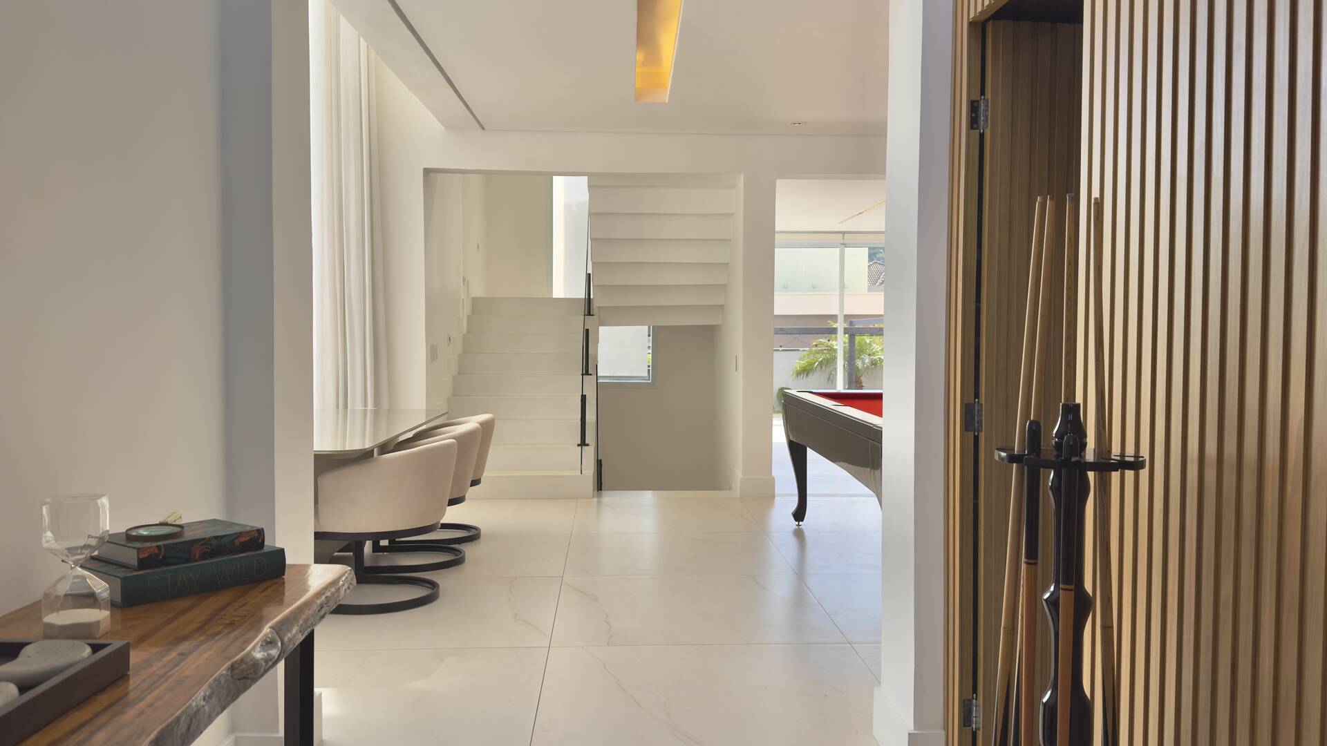 Casa Contemporânea à Venda em Alphaville com 4 Suítes, Piscina e Integração de Ambientes