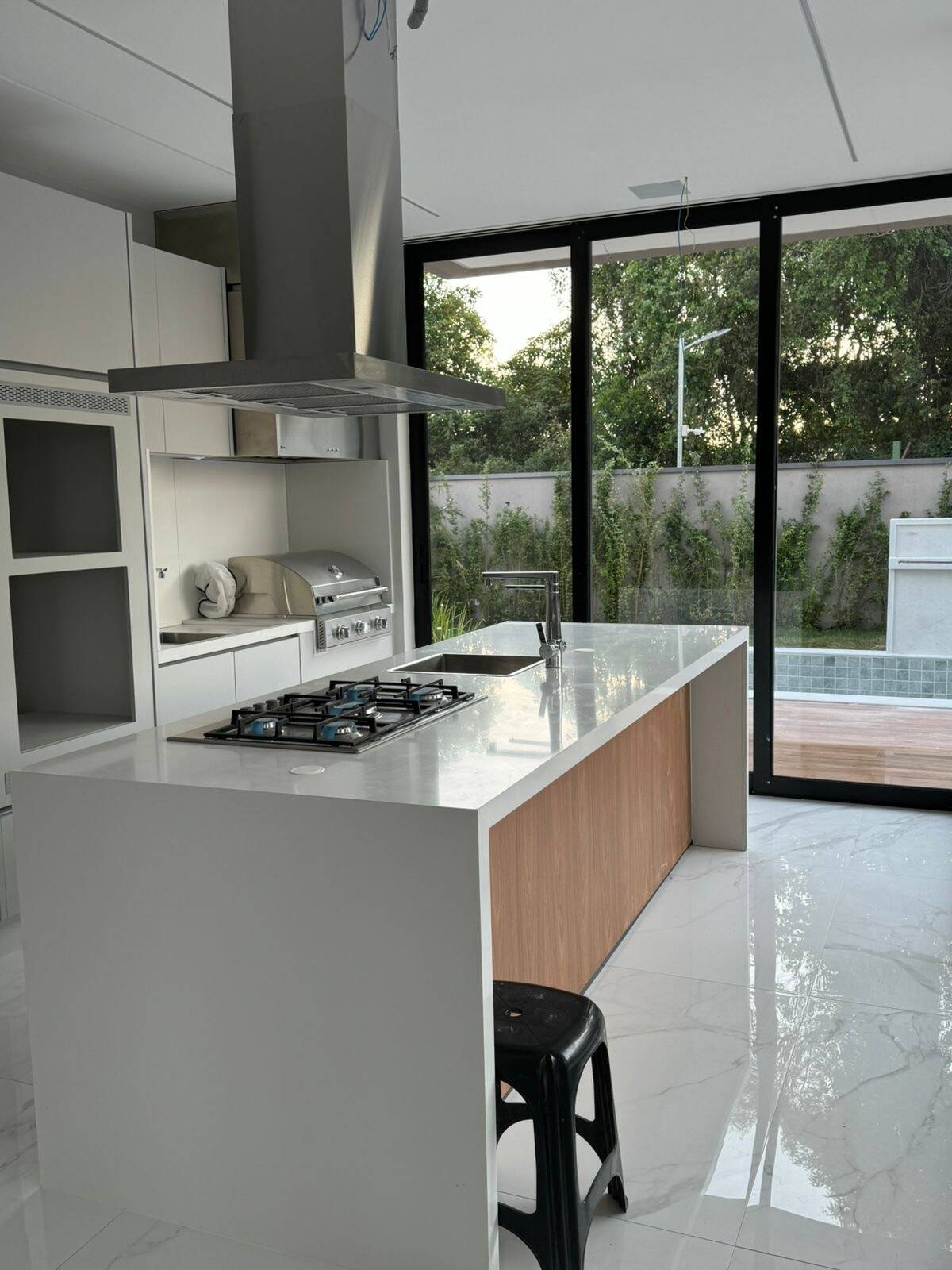 Casa à venda no Gênesis 2 com 4 suítes, elevador e fundos para a mata