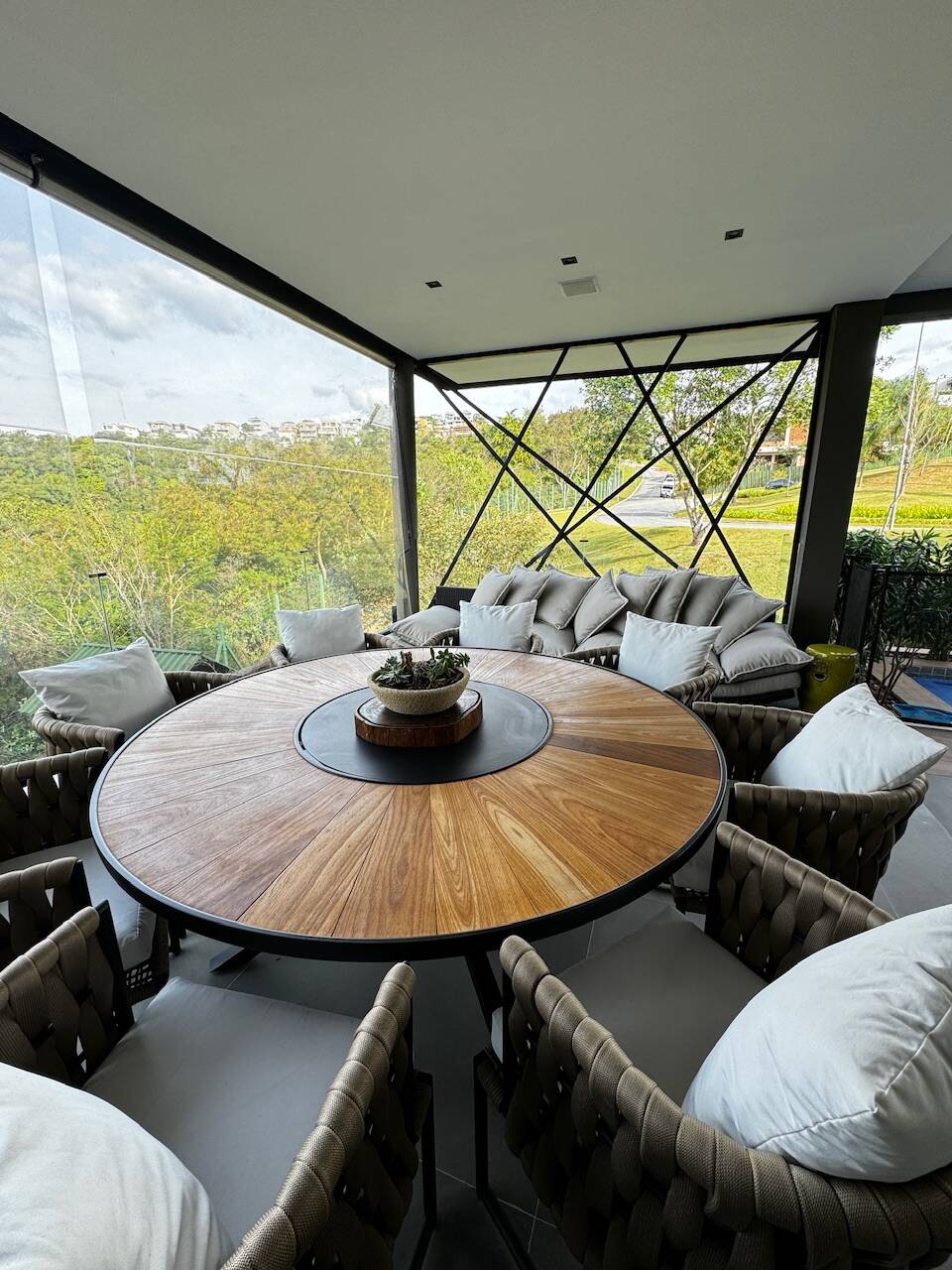 Casa Contemporânea à Venda em Alphaville com 5 Suítes, Spa e Piscina Aquecida