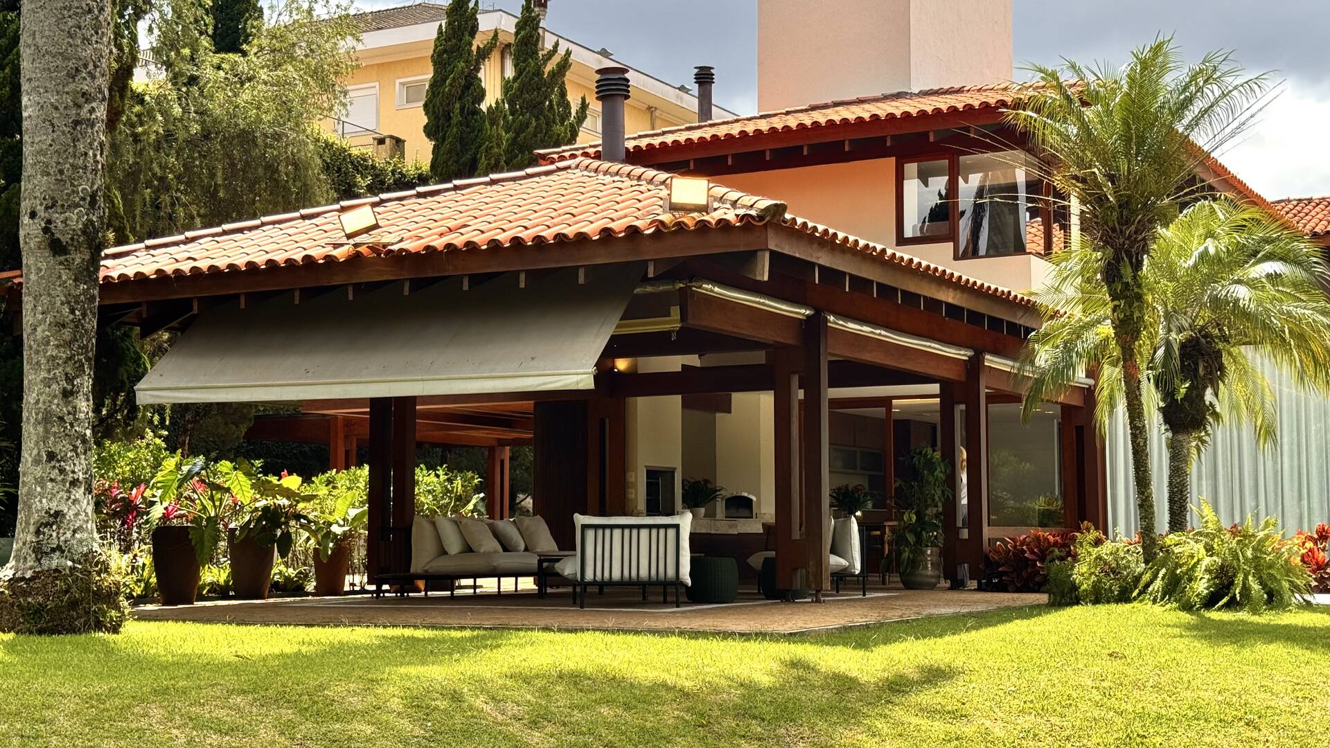 Casa com 5 suítes, terreno de 2.500 m² e vista aberta à venda no Alphaville 8