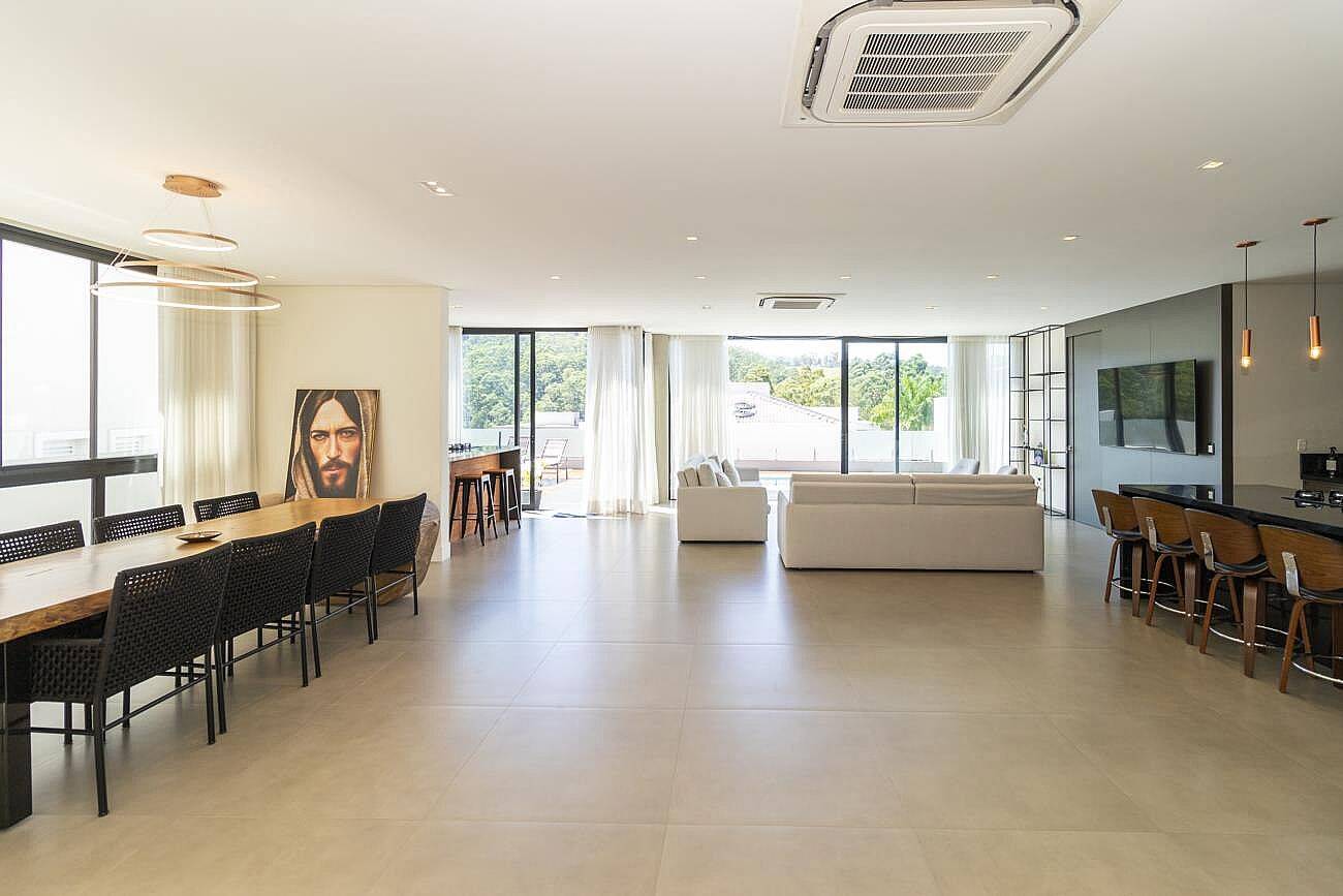 Casa à venda em Alphaville com 4 suítes, piscina aquecida, sauna e sistema fotovoltaico
