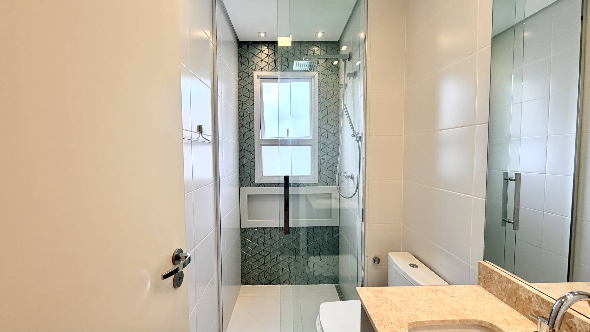 Apartamento mobiliado com 4 suítes e vista permanente para o lago em Alphaville