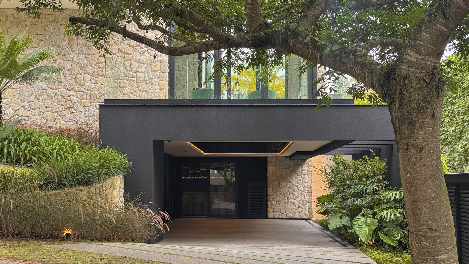 Casa contemporânea com 4 suítes e arquitetura autoral à venda no Itahyê, Alphaville
