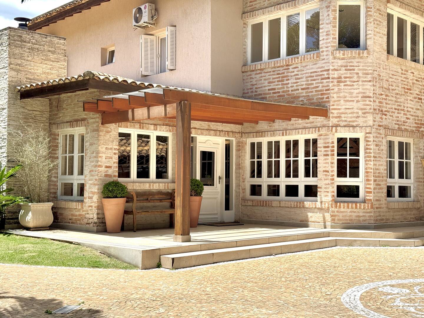 Casa à Venda no Tamboré 1 com 4.000 m², Vista Permanente e Estilo Casa de Campo
