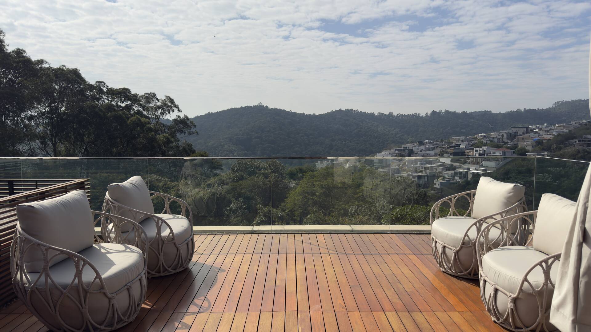 Casa Contemporânea à Venda no Alphaville Gênesis 1 com Vista Permanente para a