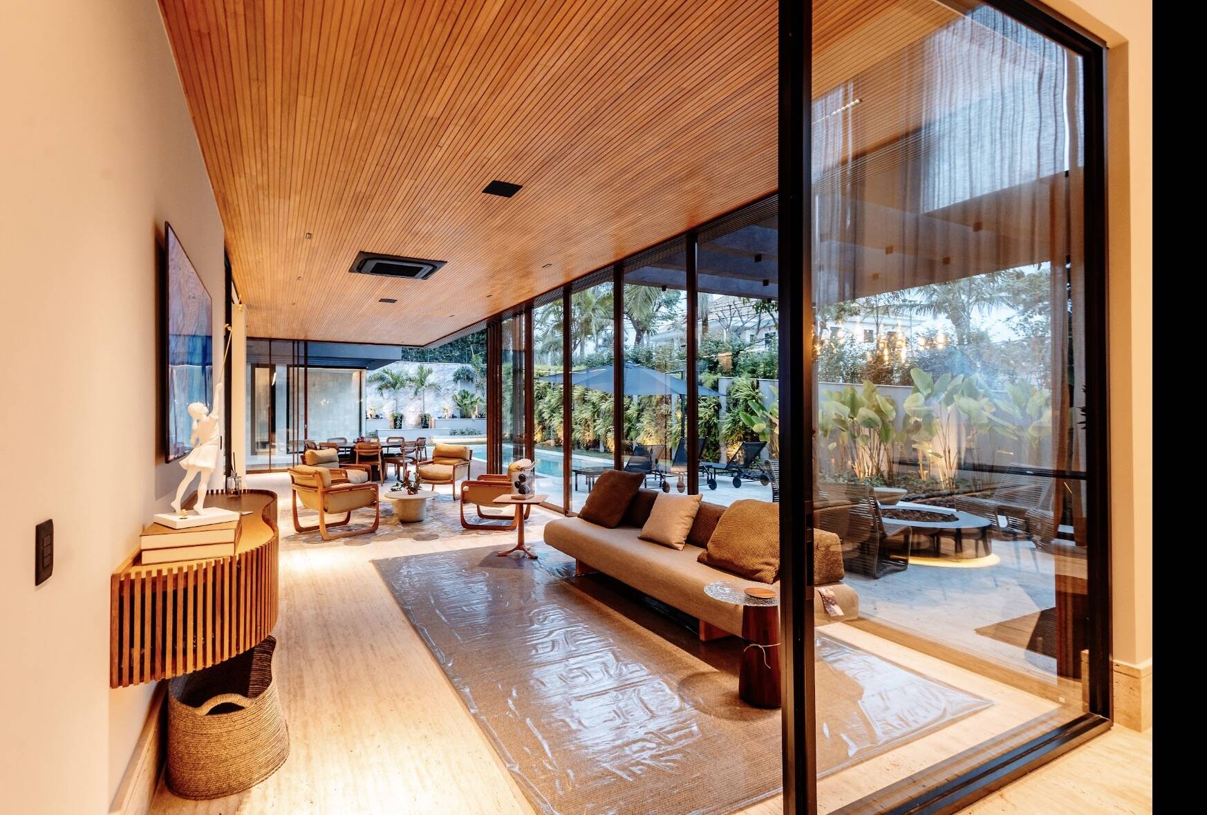 Casa Contemporânea à Venda no Tamboré 3 | Projeto Leonice Alves | 5 Suítes | Automação Completa