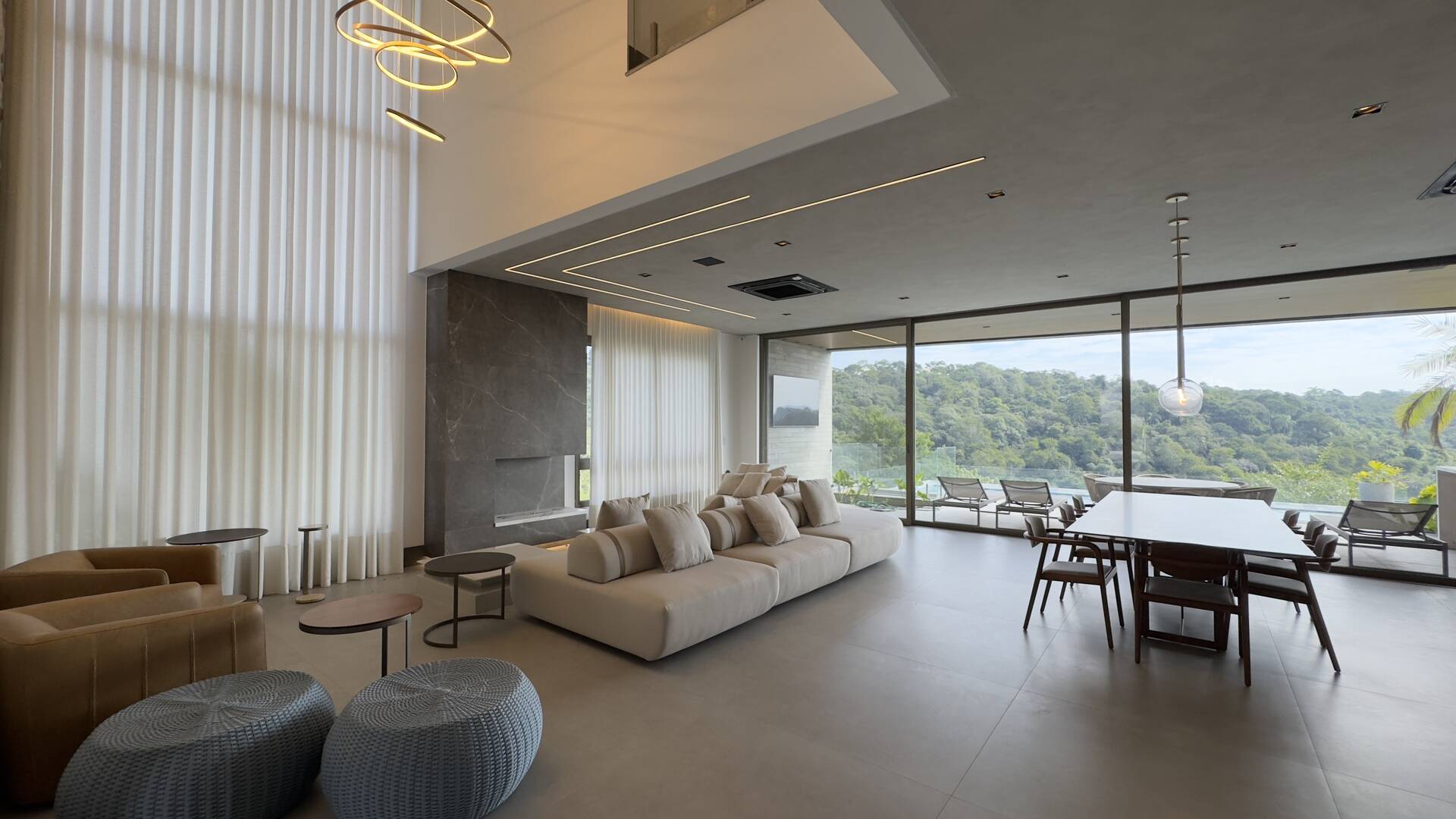 Casa contemporânea com lazer completo e elevador