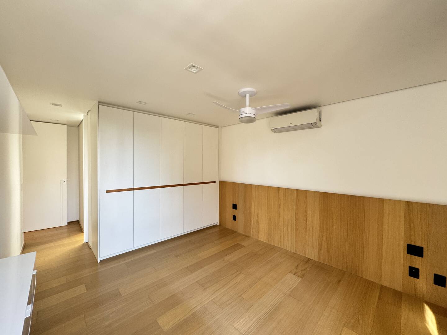 Casa contemporânea com 4 suítes, arquitetura autoral e área de lazer integrada