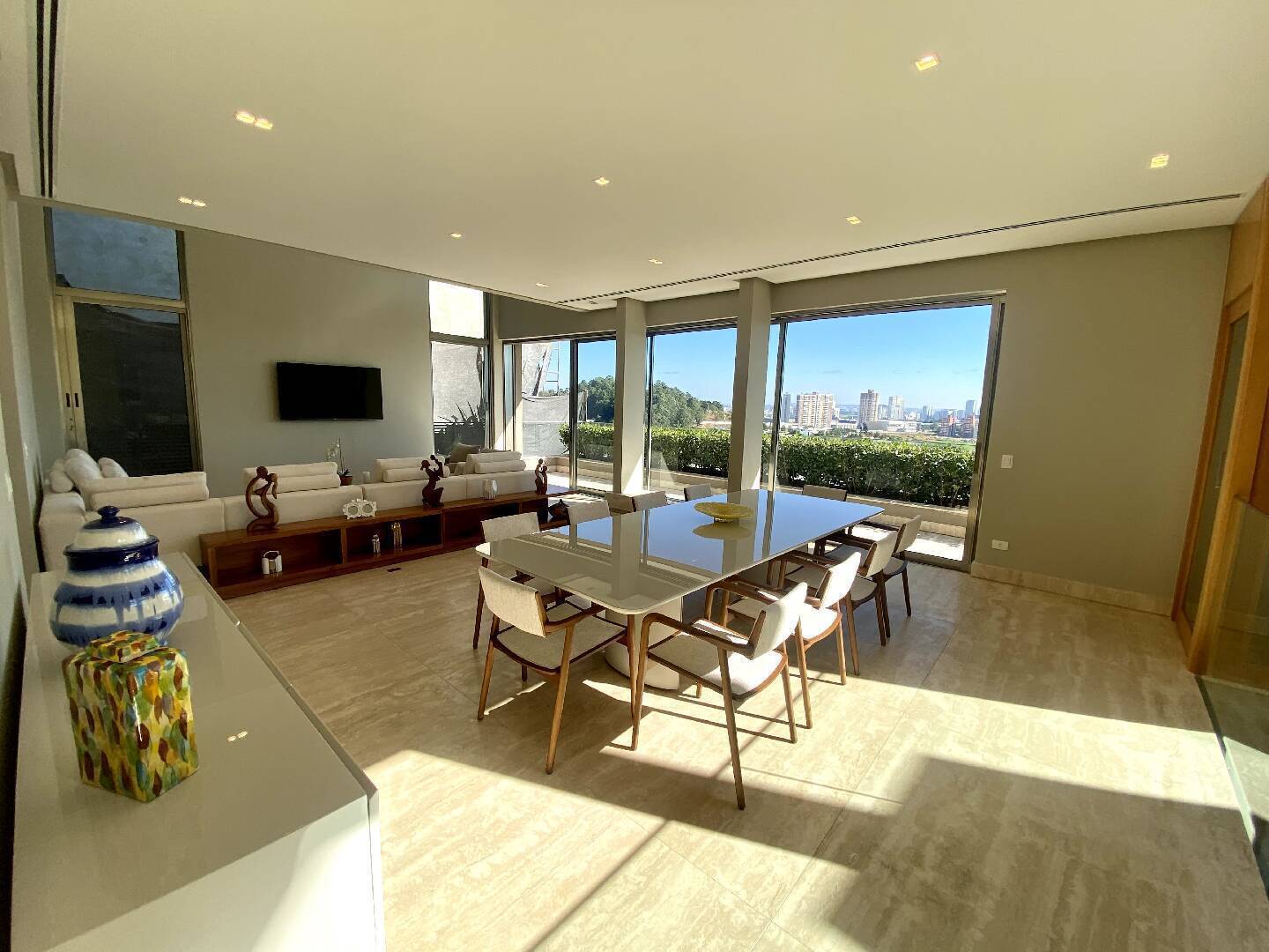 Residência Assinada por Mario Perez no Vila Solaia | 640 m², 4 Suítes e Vista Panorâmica