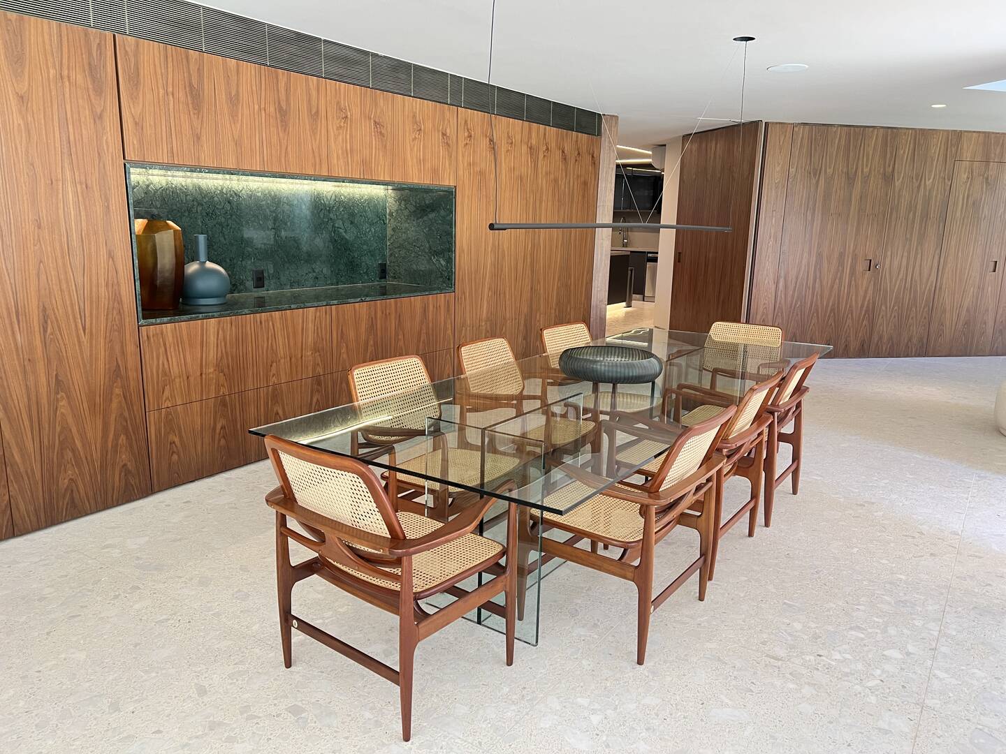Residência autoral de David Bastos com piscina natural e design brasileiro