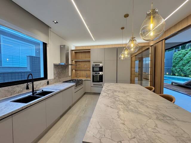 Casa à venda com 1.469 m², 6 suítes, rooftop e cinema privativo em Alphaville