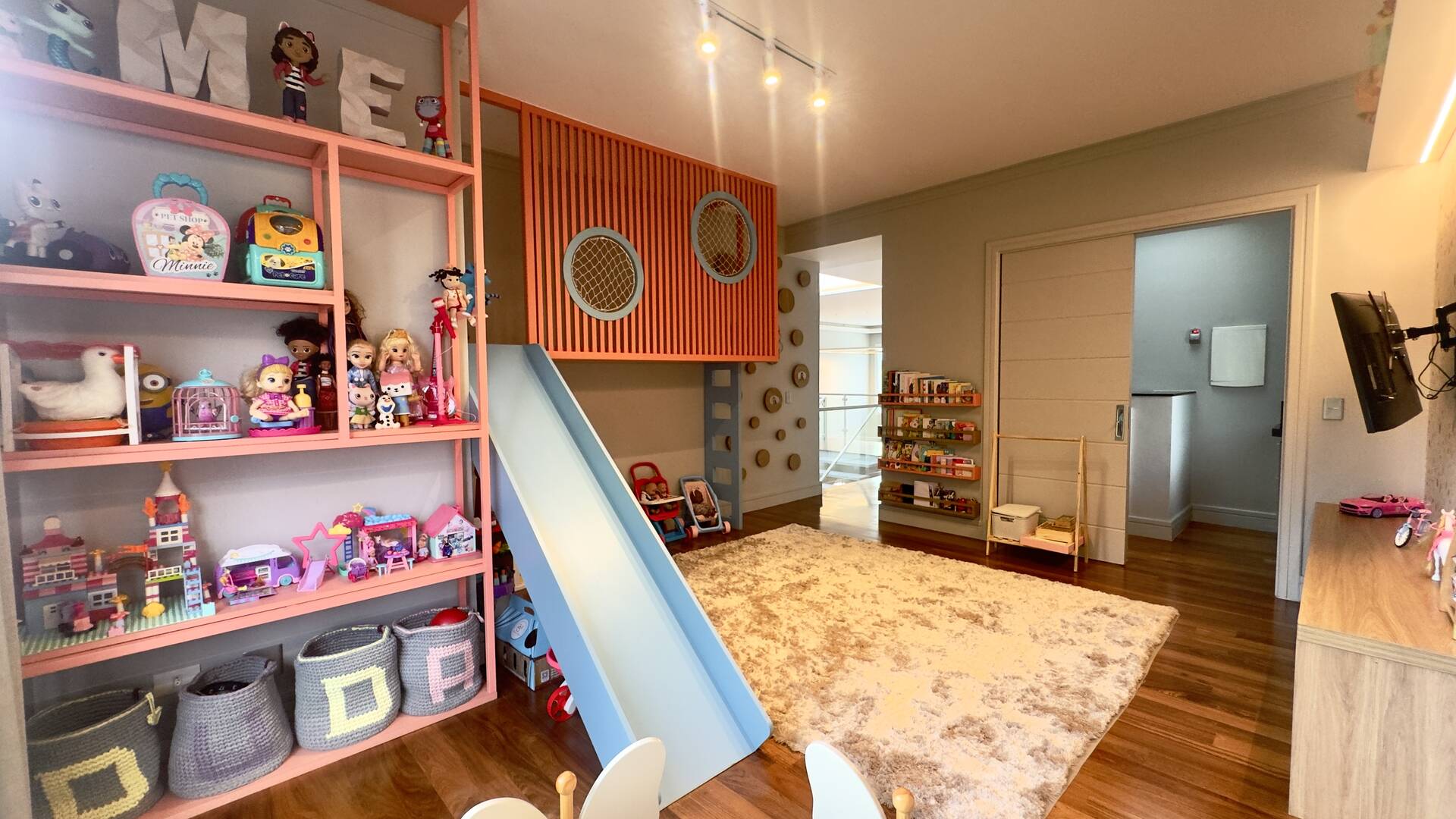 Casa Contemporânea no Tamboré 1 com 3.167 m² de Terreno e Vista Permanente para a Mata