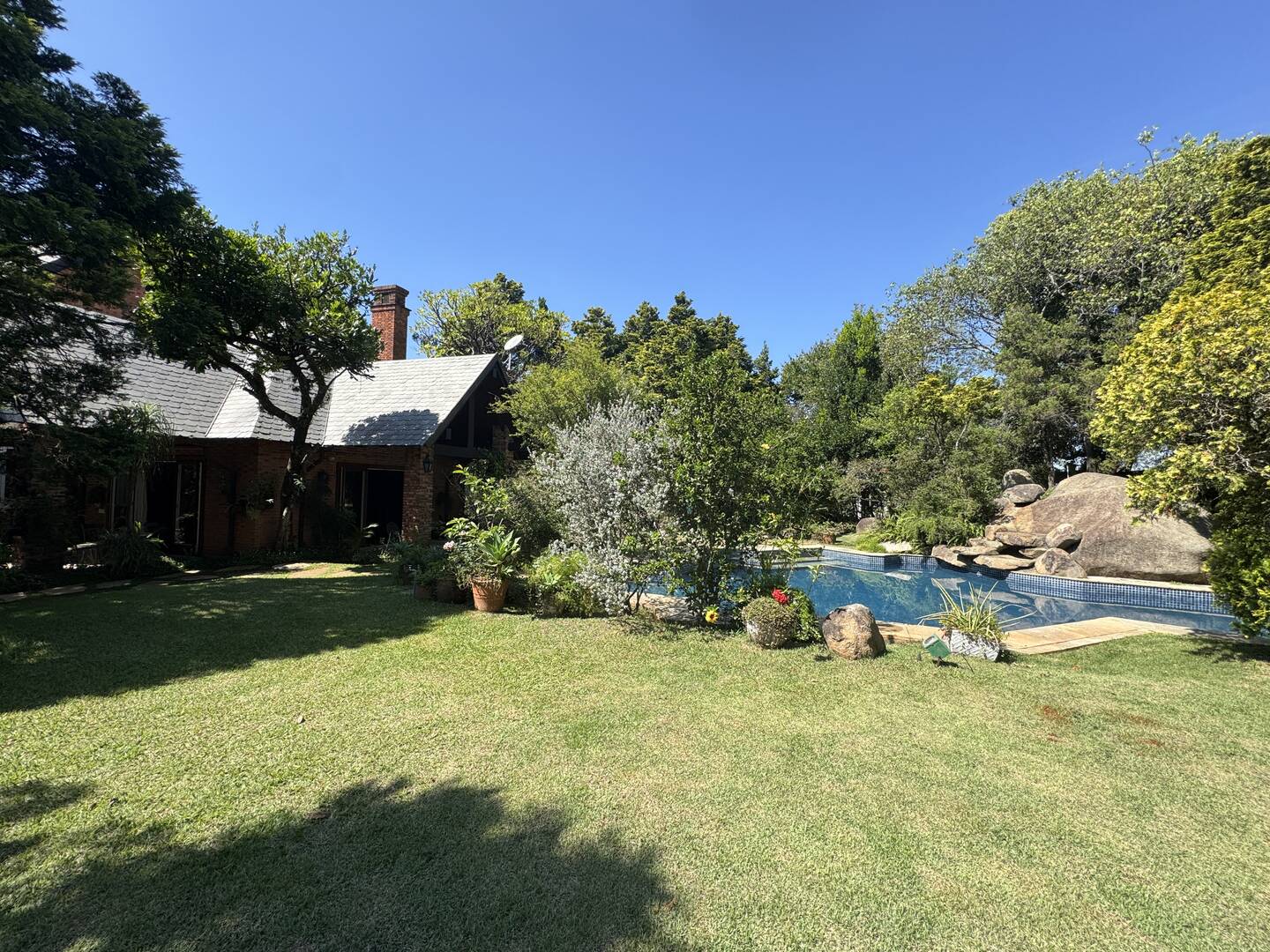 Casa de arquitetura assinada por Sidônio Porto no Tamboré 1