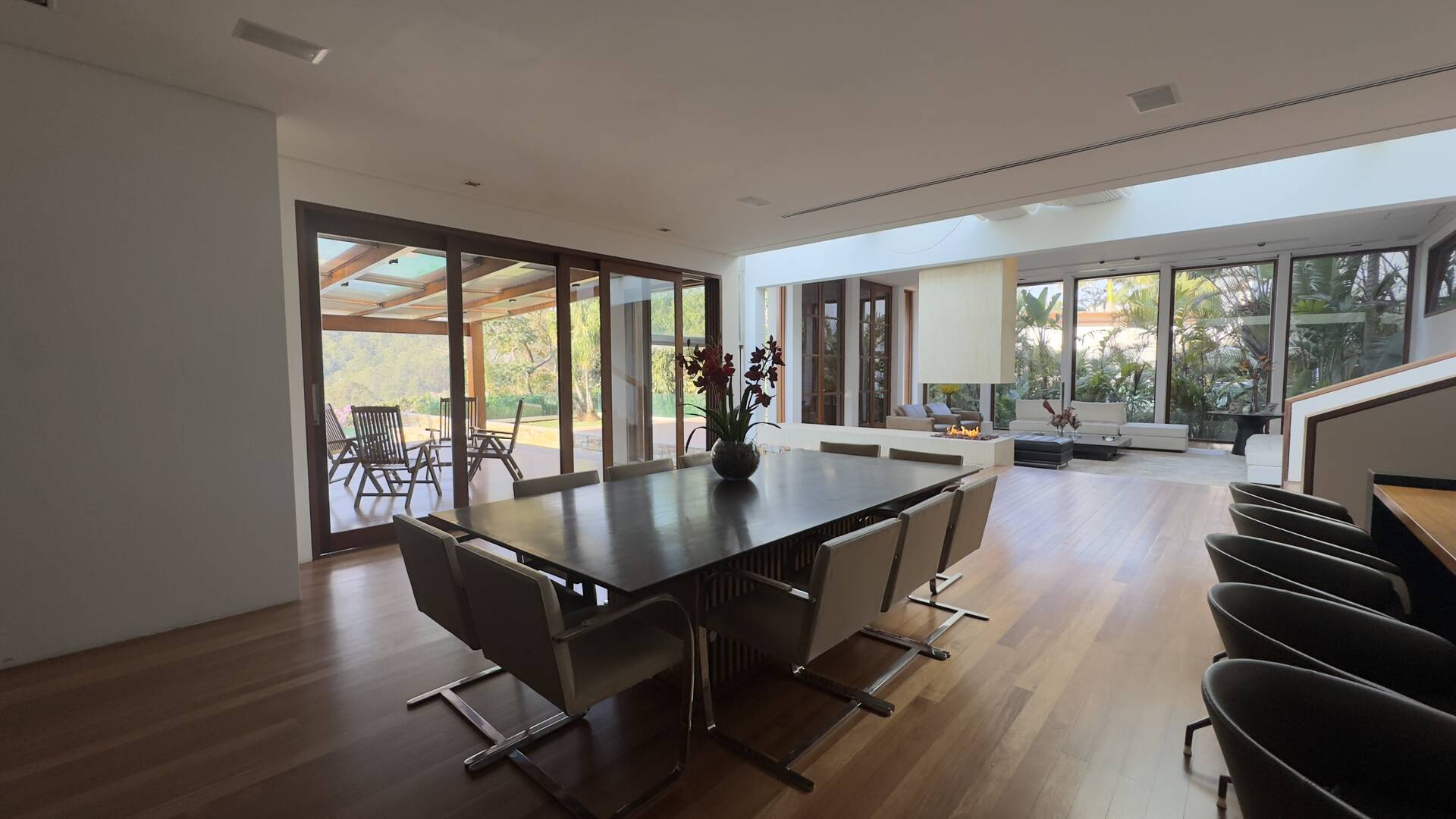 Casa Contemporânea com Vista Permanente, Piscina com Raia e Projeto Autoral em Alphaville
