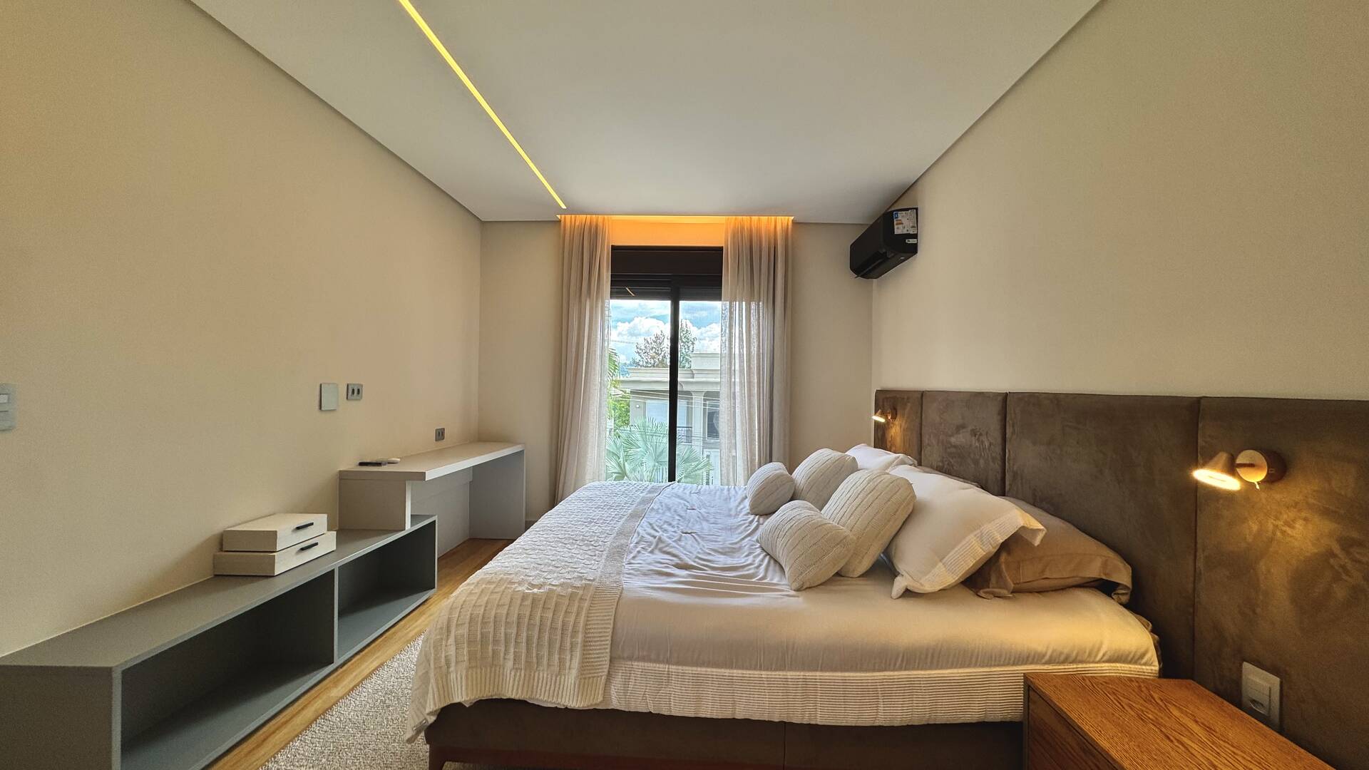 Casa com retrofit completo, 4 suítes e mobiliário assinado à venda em Alphaville