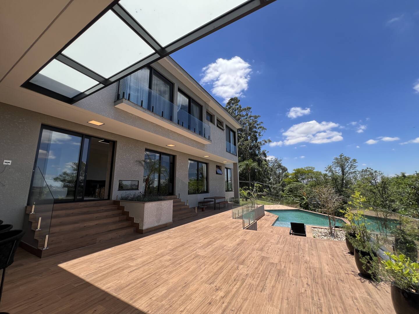 Casa Contemporânea na Esquina Mais Alta de Alphaville com 4 Suítes e Projeto de Expansão