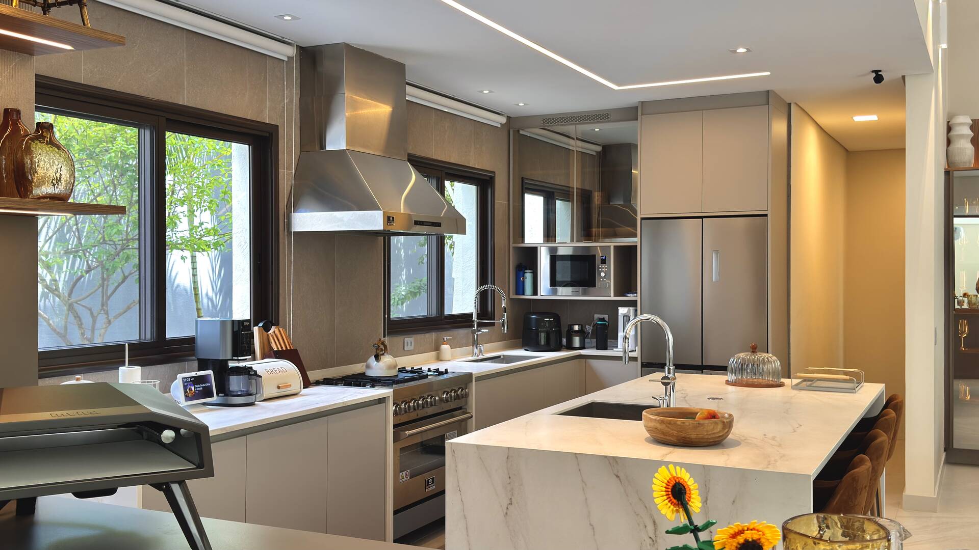 Casa com retrofit completo, 4 suítes e mobiliário assinado à venda em Alphaville