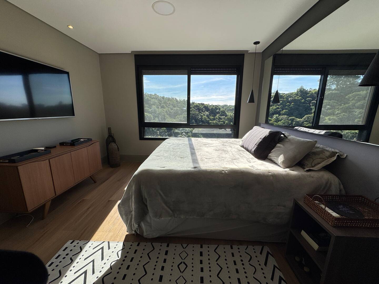 Casa contemporânea com vista para o lago e mata preservada no Gênesis 2
