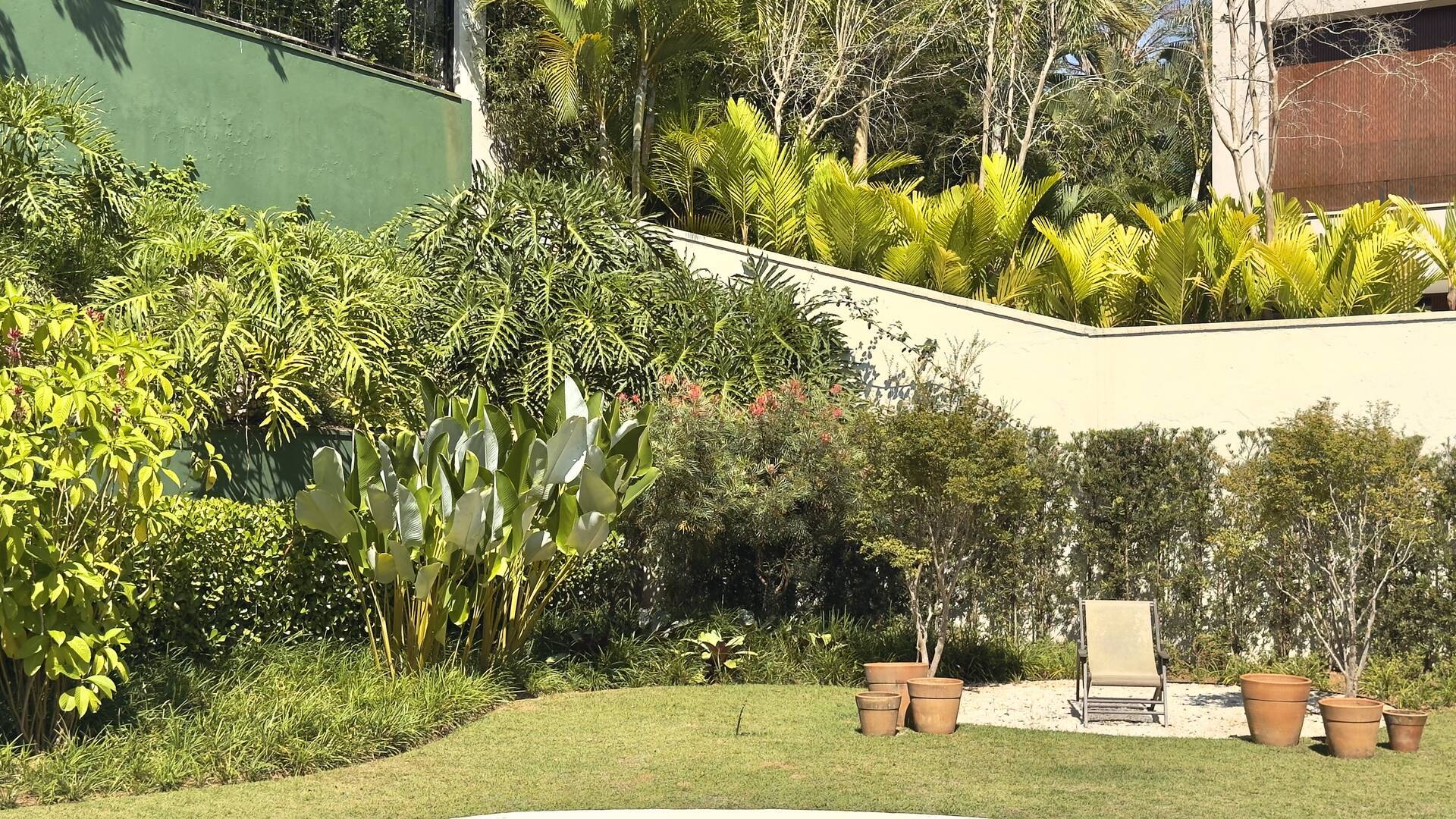 Casa com amplo terreno e excelente potencial de retrofit à venda em Alphaville