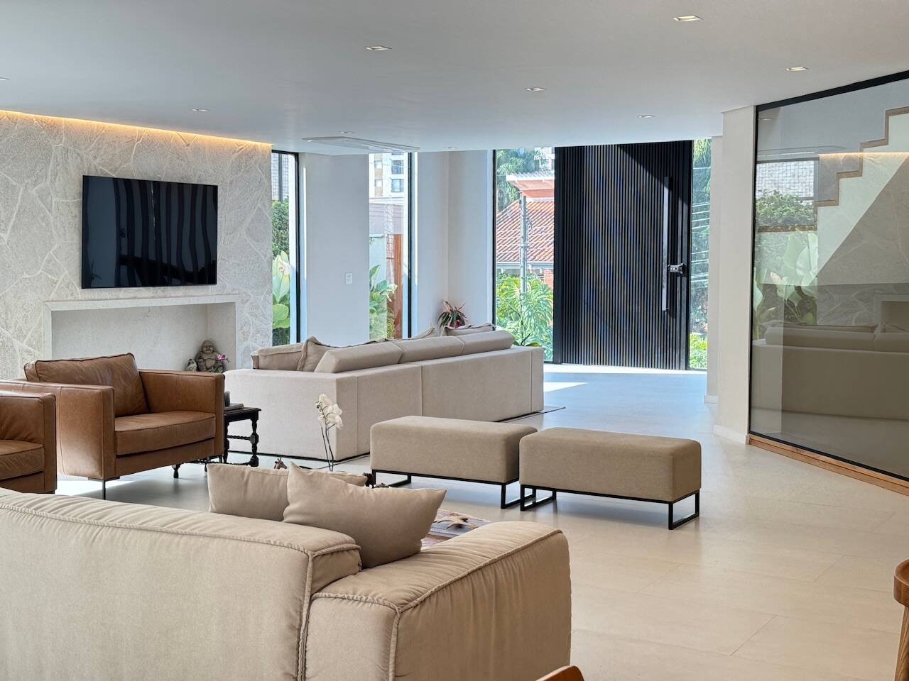 Casa totalmente reformada e mobiliada à venda no Alphaville Residencial 1 com 4 suítes