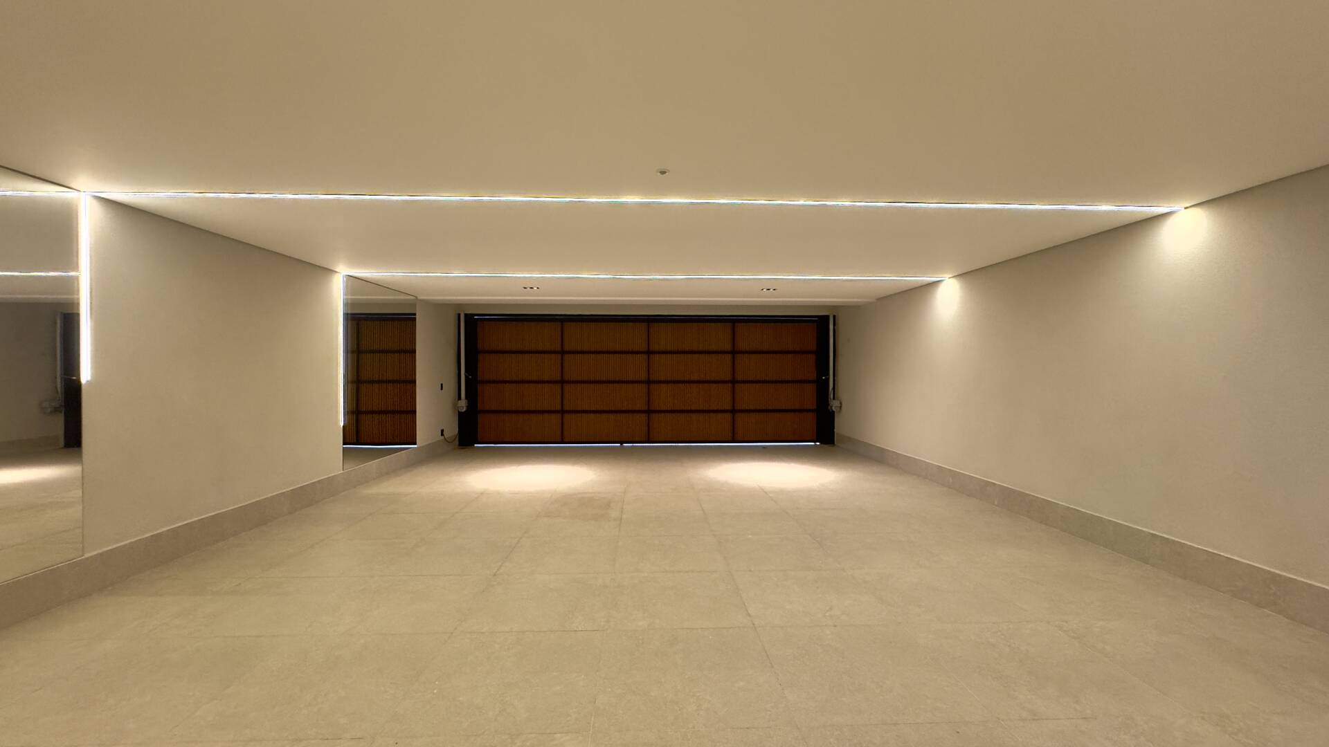 Casa de Alto Padrão à Venda no Tamboré 3 | Frente para o Lago | 5 Suítes | 870 m²