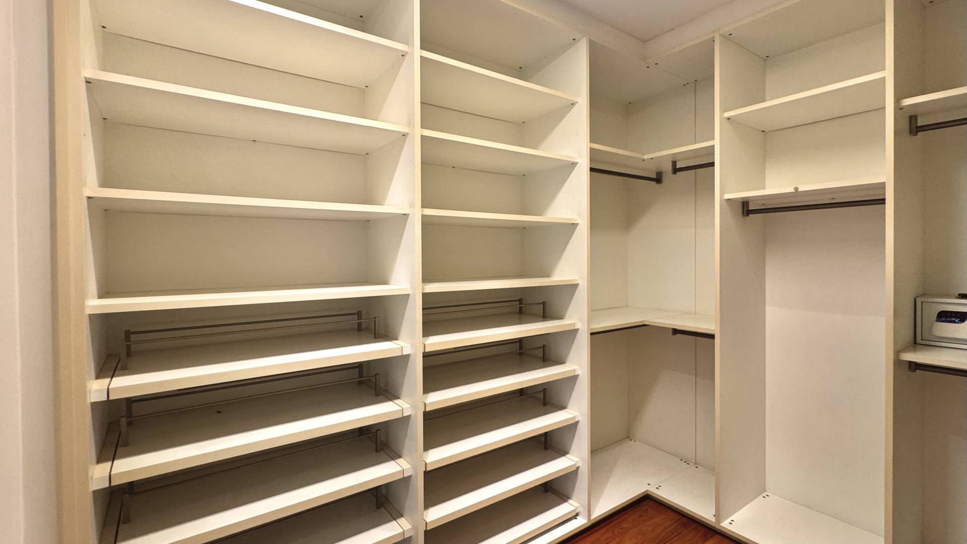 Casa com 6.300m² de terreno privativo - Residencial Tamboré 1