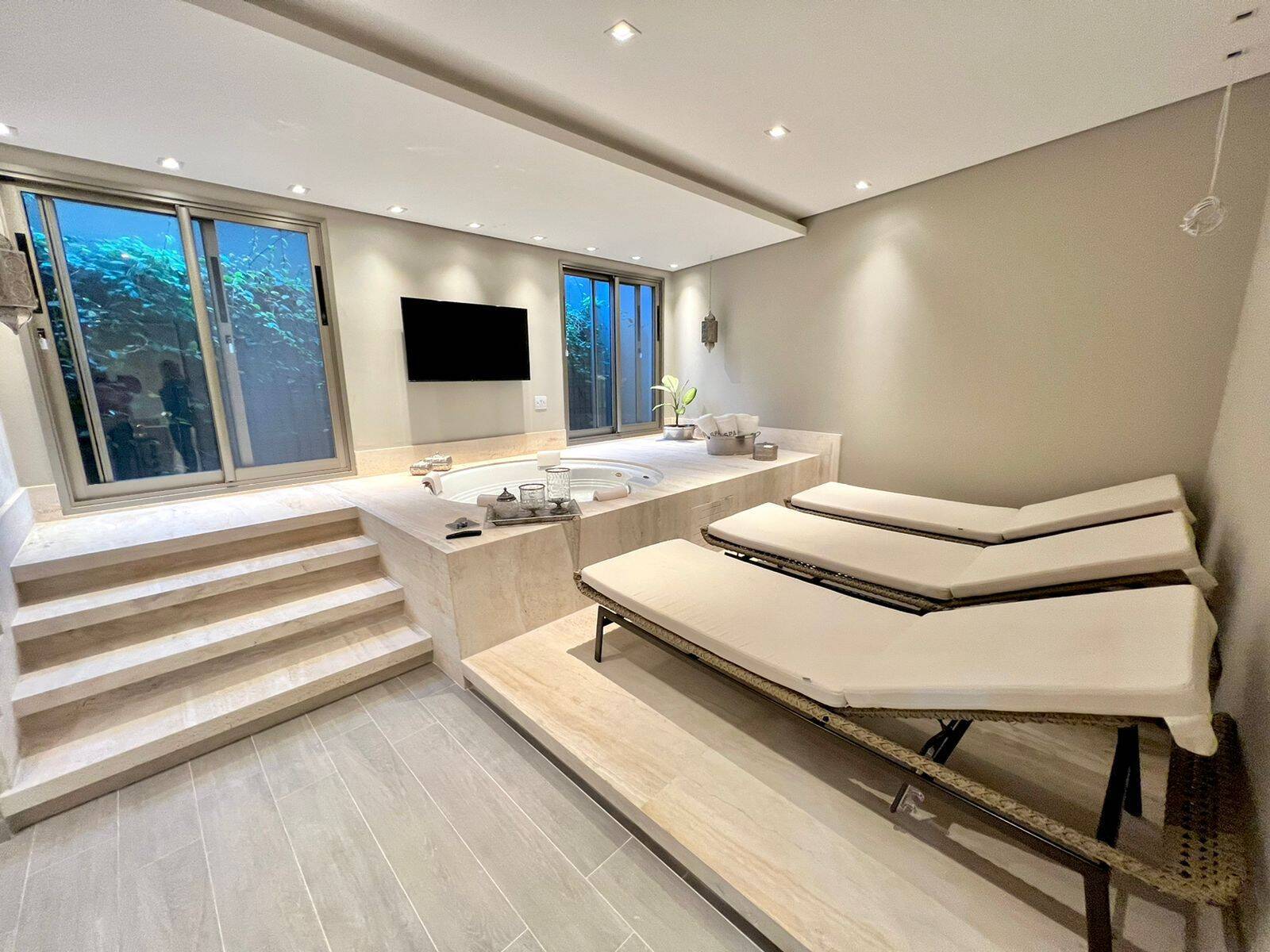 Casa com 5 suítes, elevador e lazer completo à venda em Alphaville