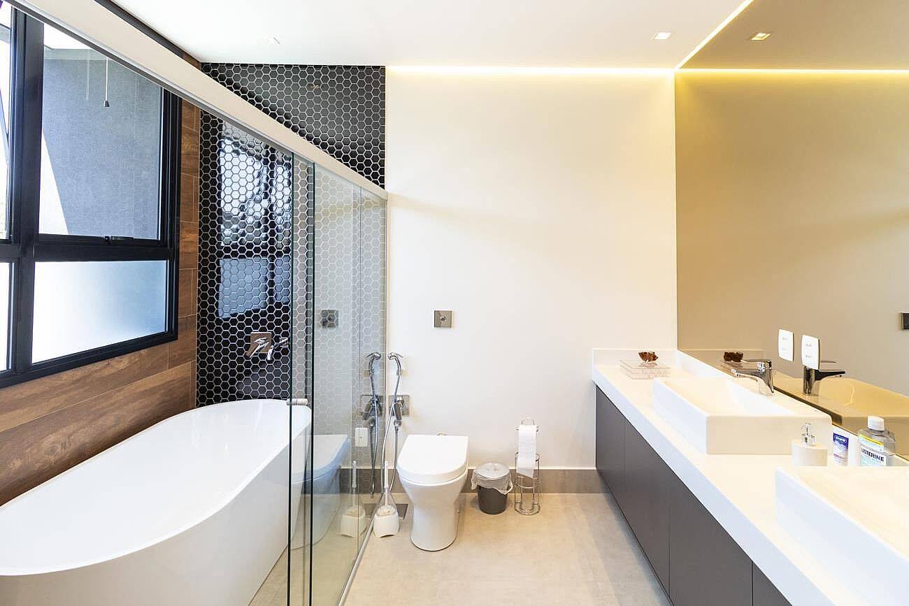 Casa à venda em Alphaville com 4 suítes, piscina aquecida, sauna e sistema fotovoltaico