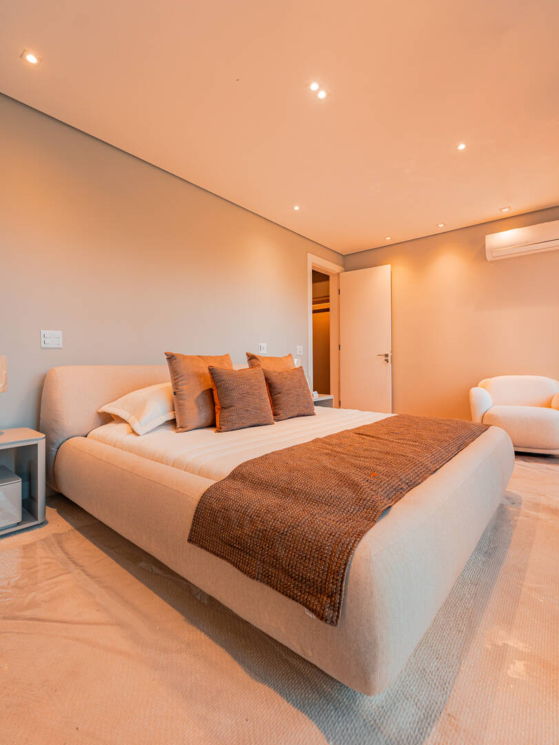 Casa porteira fechada à venda em Alphaville | 5 suítes, rooftop e mobiliada