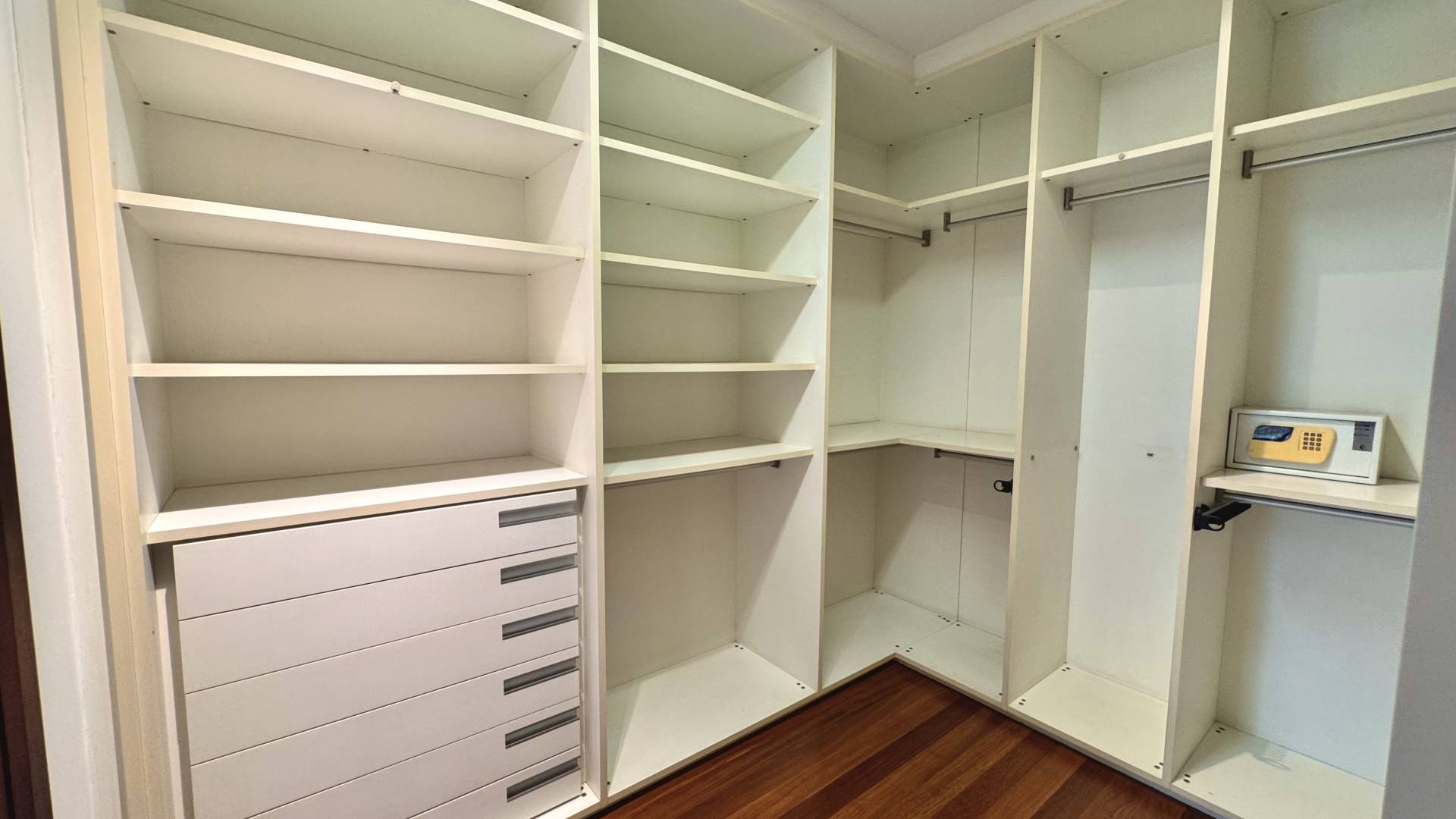 Casa com 6.300m² de terreno privativo - Residencial Tamboré 1