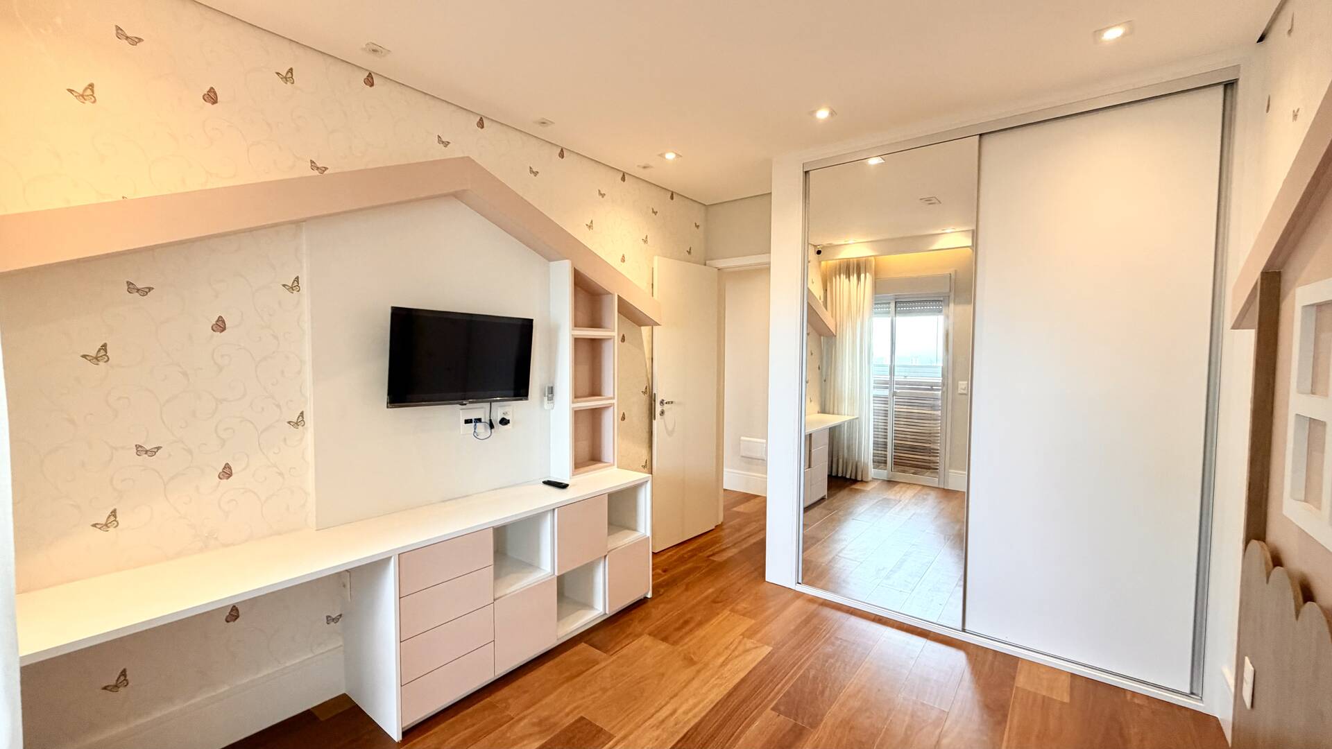 Apartamento mobiliado com 4 suítes e vista permanente para o lago em Alphaville