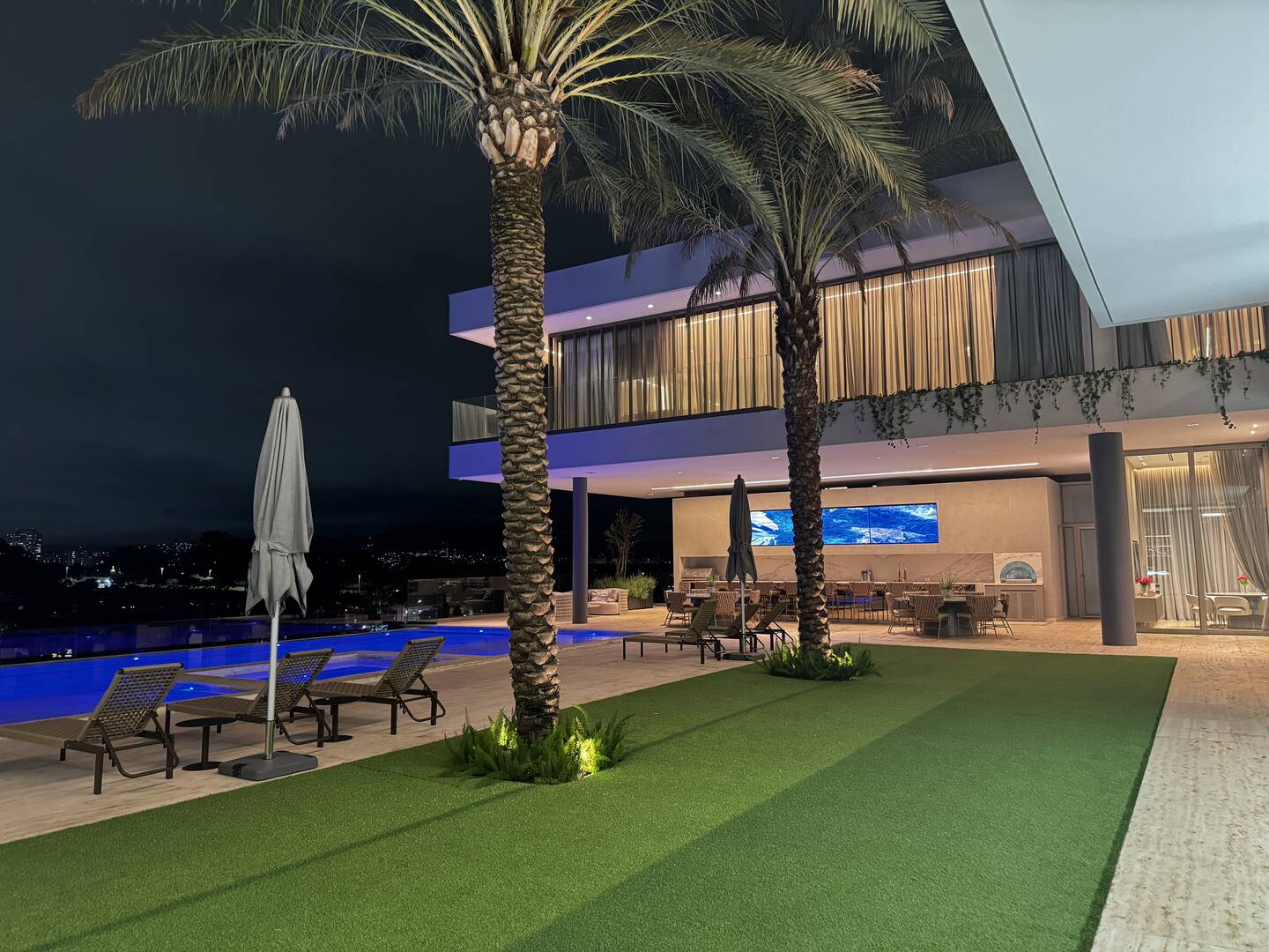 Casa com 6 suítes, vista panorâmica e arquitetura contemporânea no Tamboré 2
