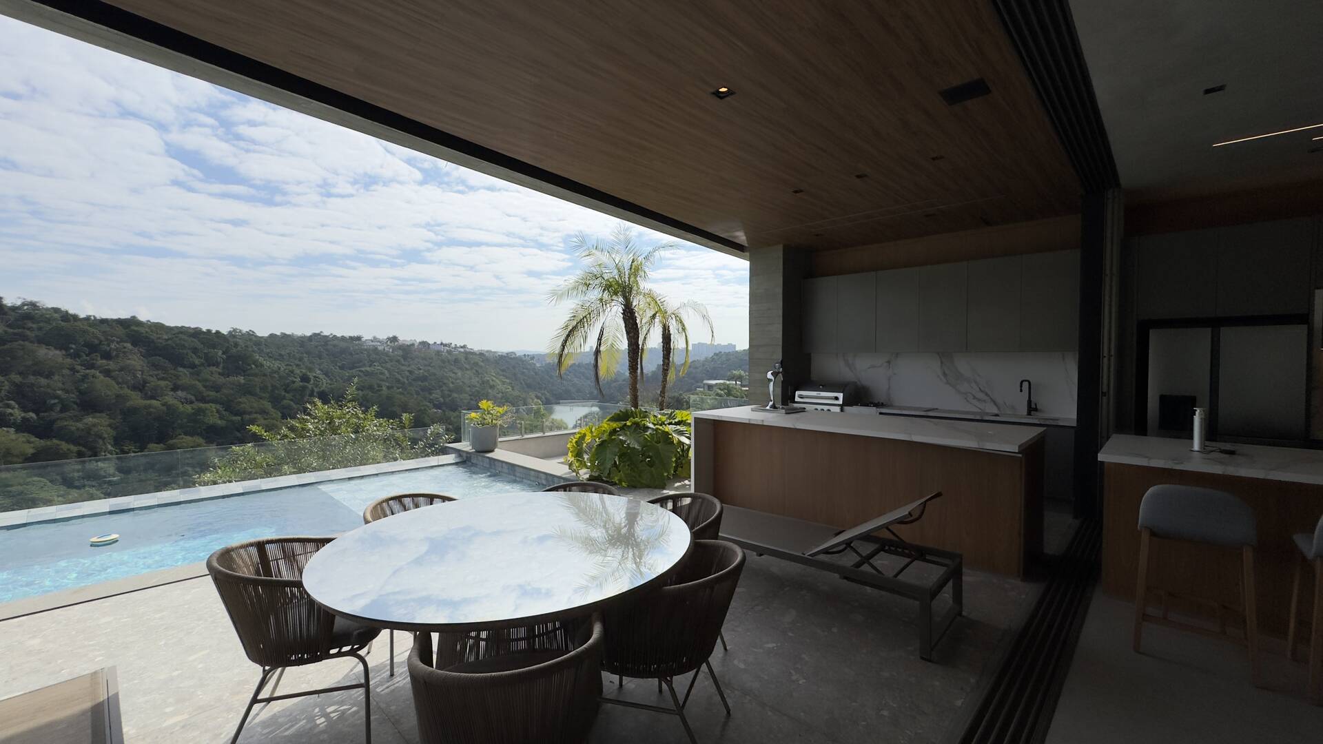 Casa contemporânea com lazer completo e elevador