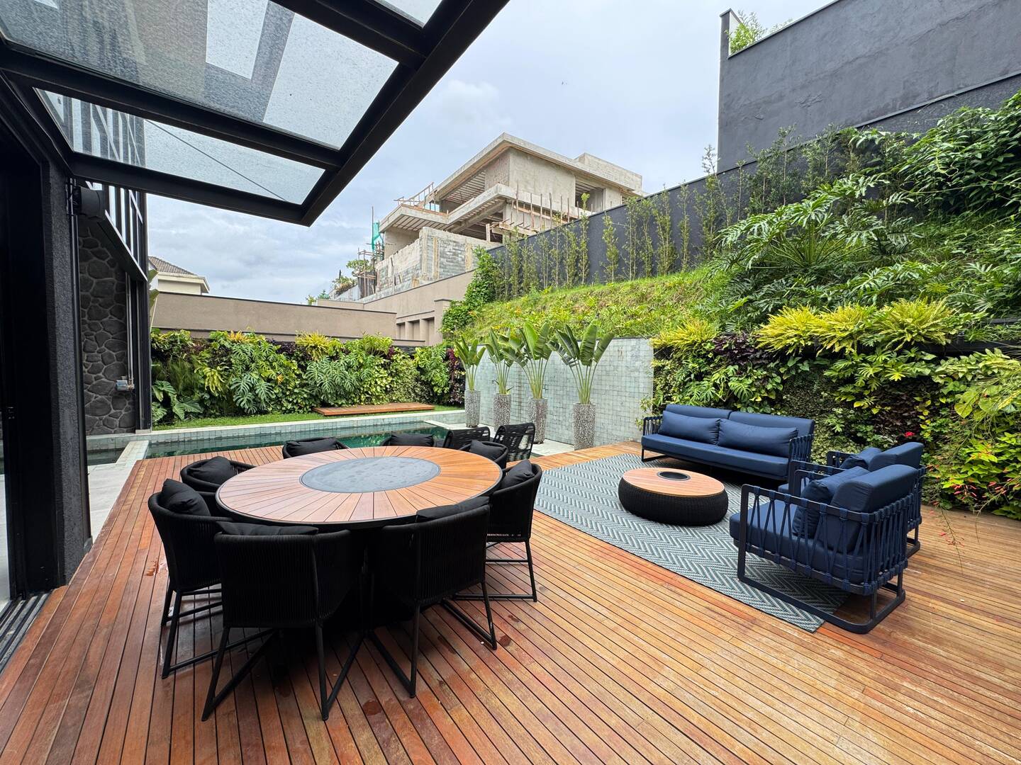 Casa mobiliada à venda no Gênesis 2 com 3 suítes, automação e adega climatizada