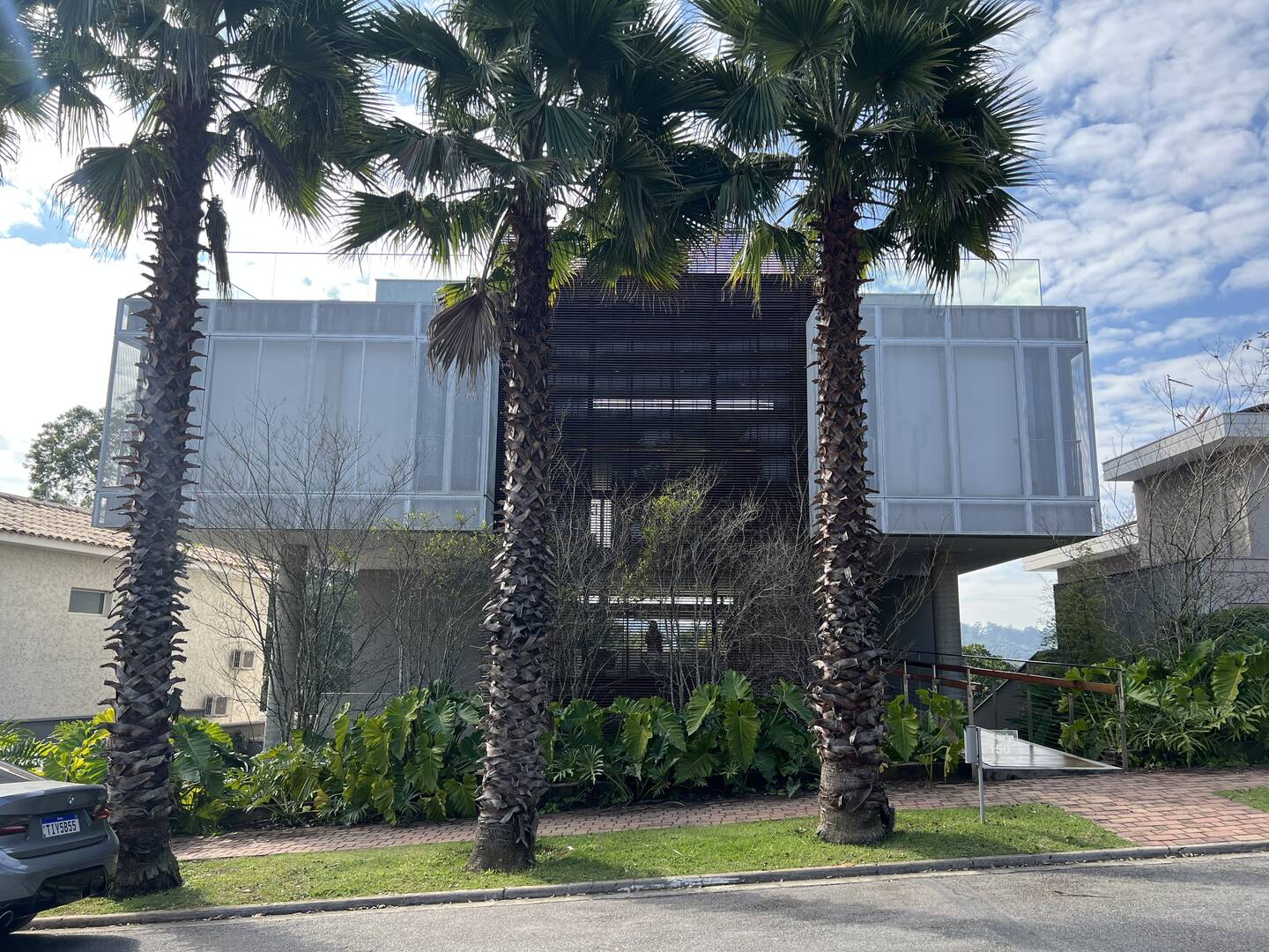 Casa Contemporânea à Venda no Alphaville Gênesis 1 com Vista Permanente para a