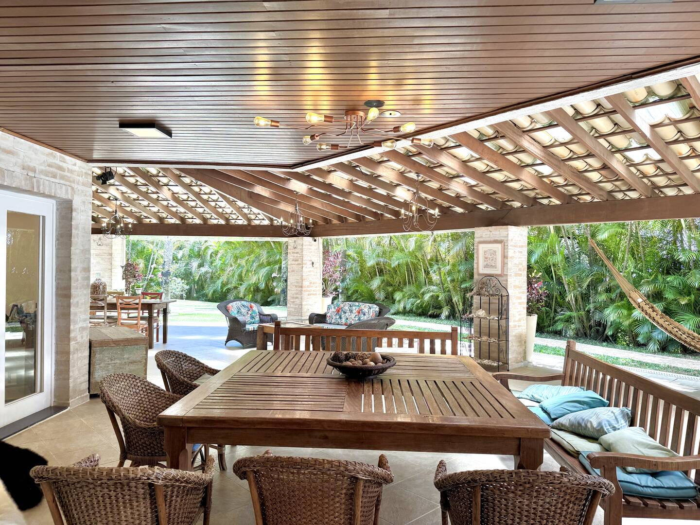 Casa à Venda no Tamboré 1 com 4.000 m², Vista Permanente e Estilo Casa de Campo