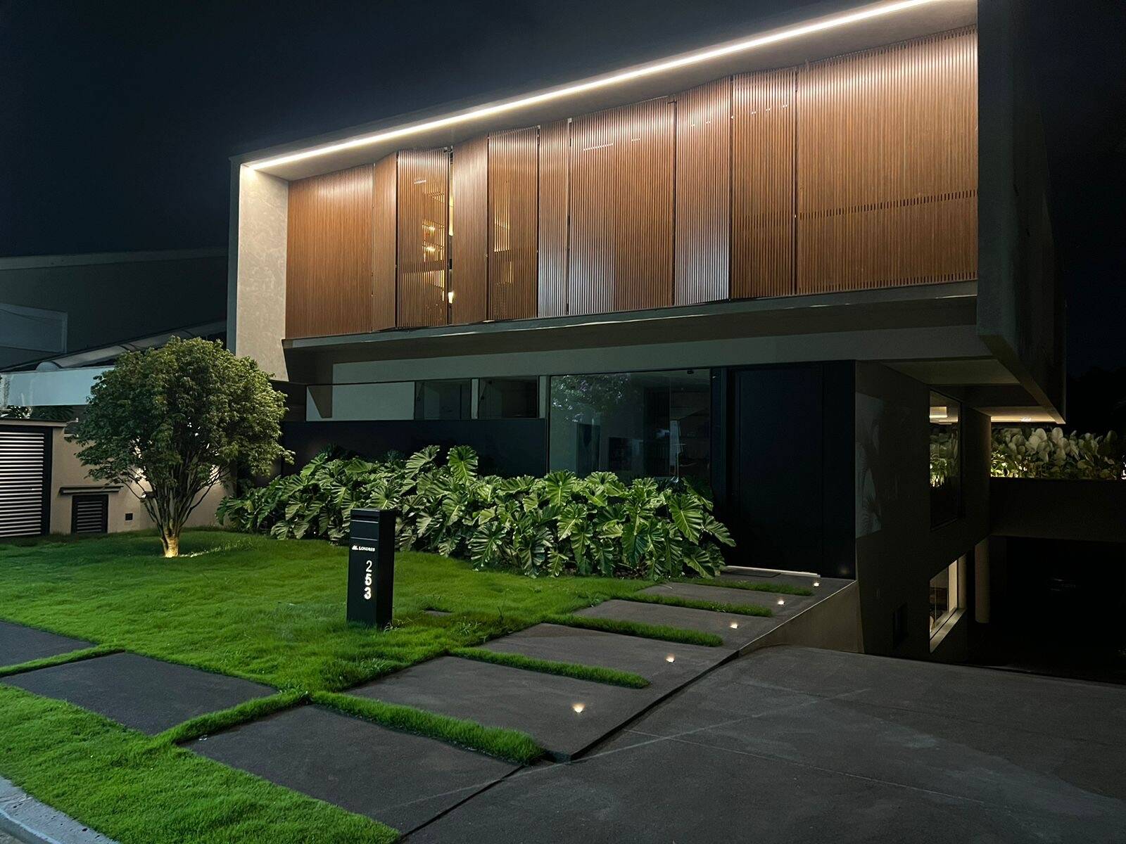 Casa recém-construída à venda no Alphaville Residencial 1 com 4 suítes e automação