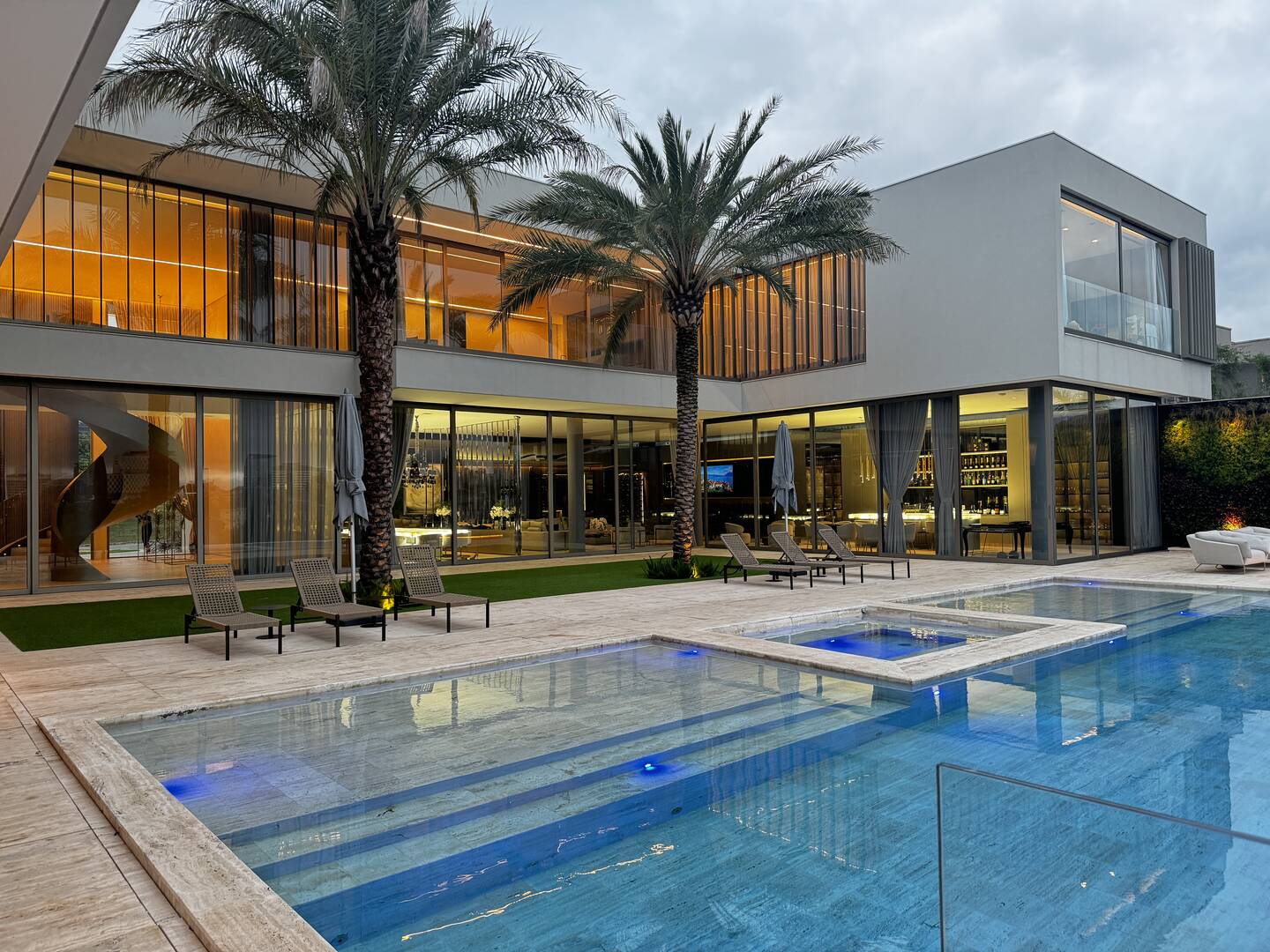 Casa com 6 suítes, vista panorâmica e arquitetura contemporânea no Tamboré 2
