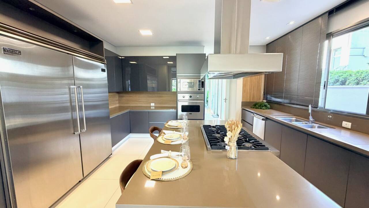 Casa à Venda no Tamboré 3 com 5 Suítes, Man Cave Exclusiva e Lazer Completo