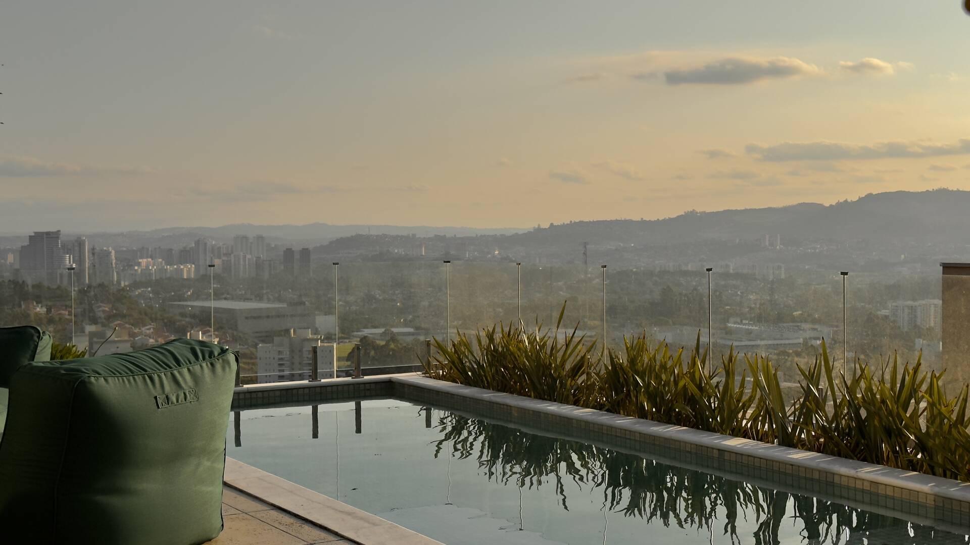 Casa à venda no Tamboré 10 com 4 suítes, área gourmet integrada e 539 m²