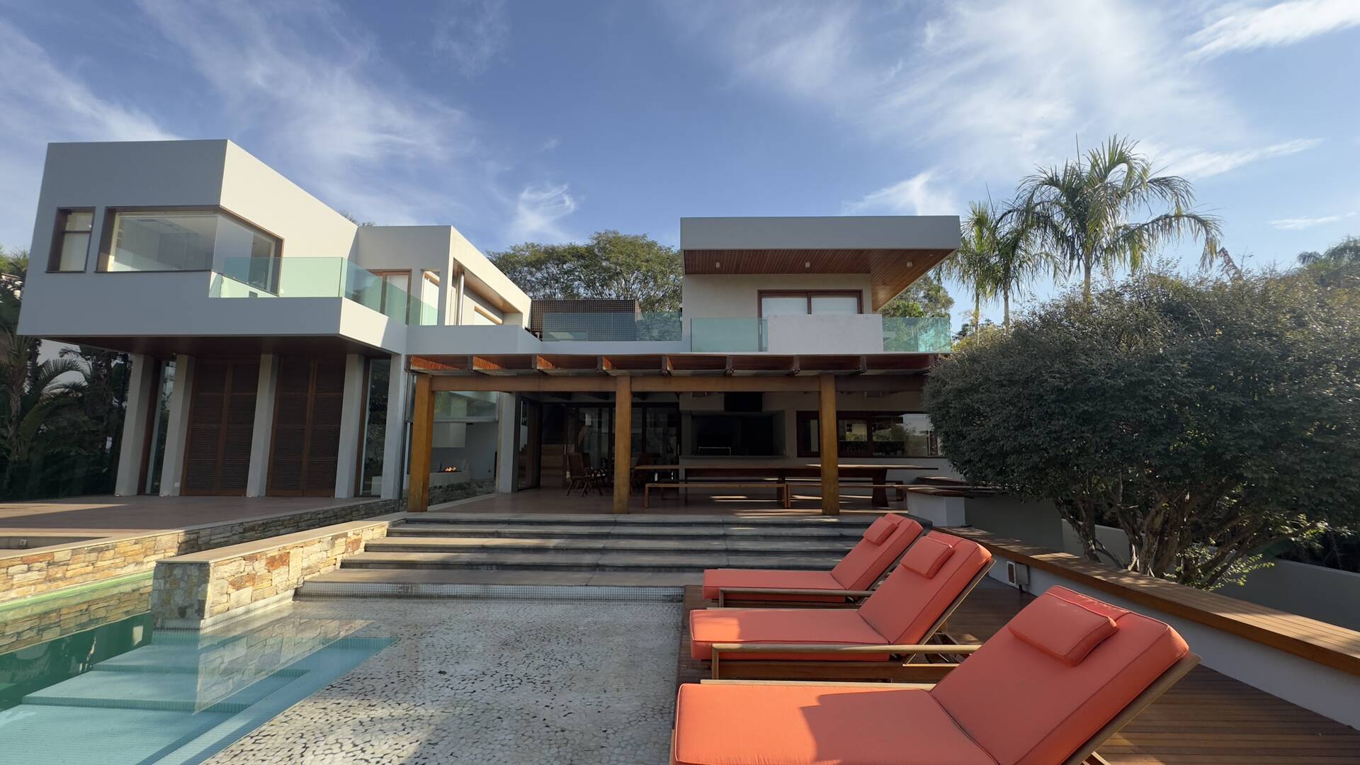 Casa Contemporânea com Vista Permanente, Piscina com Raia e Projeto Autoral em Alphaville
