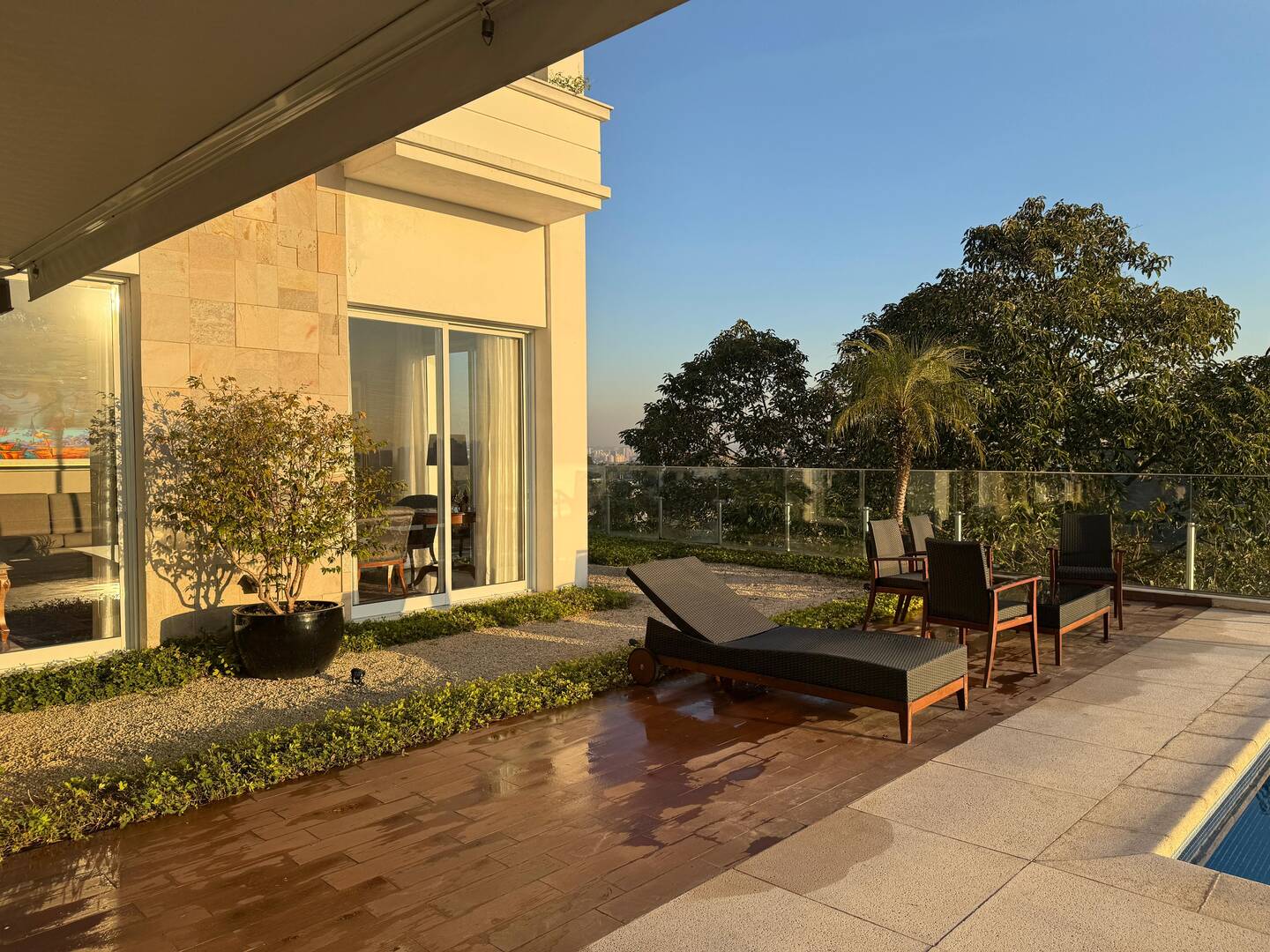Casa à Venda no Tamboré 1 com Vista Permanente para o Lago e Rooftop Panorâmico