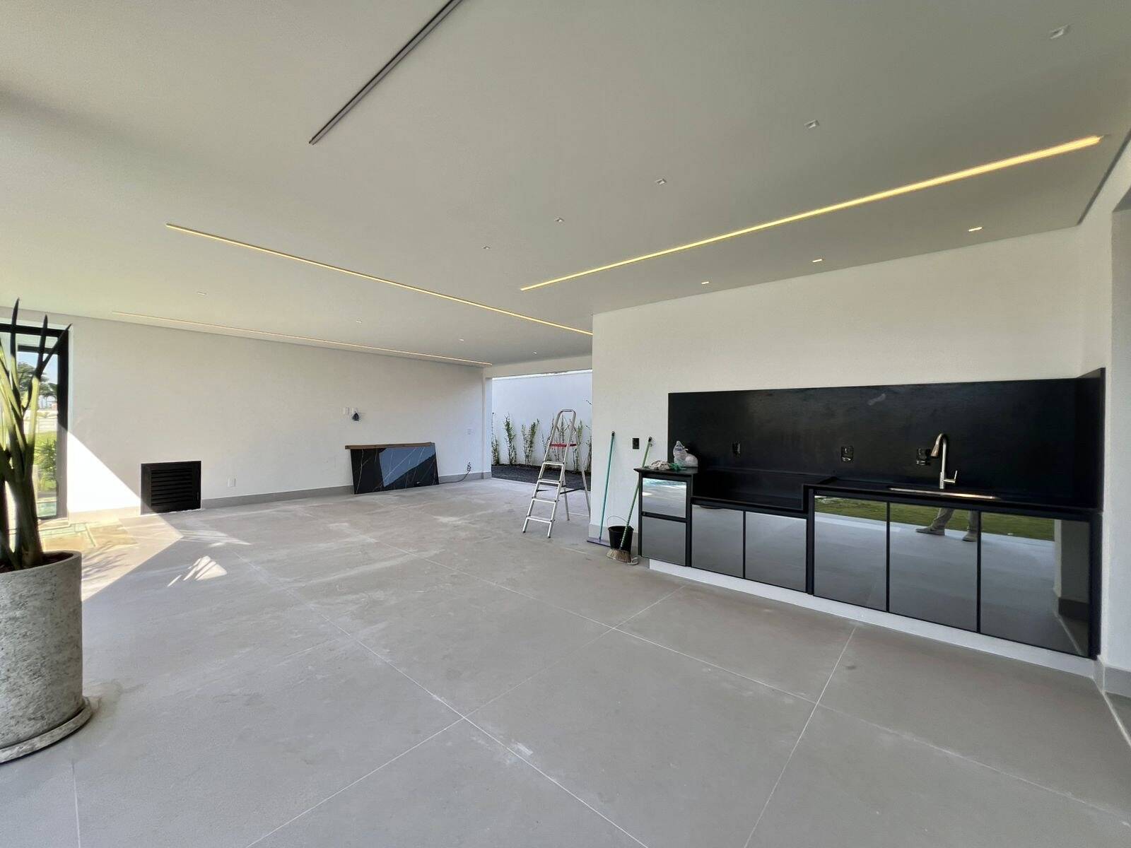 Casa contemporânea à venda na Fazenda Serra Azul com 4 suítes e lazer completo